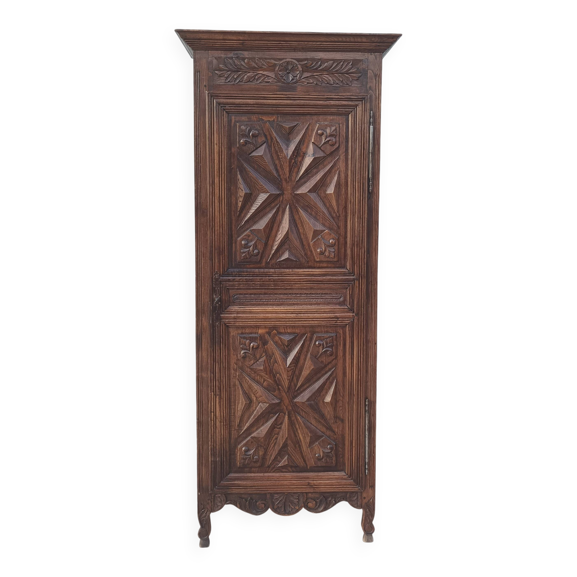 Standing man Louis XIII in oak