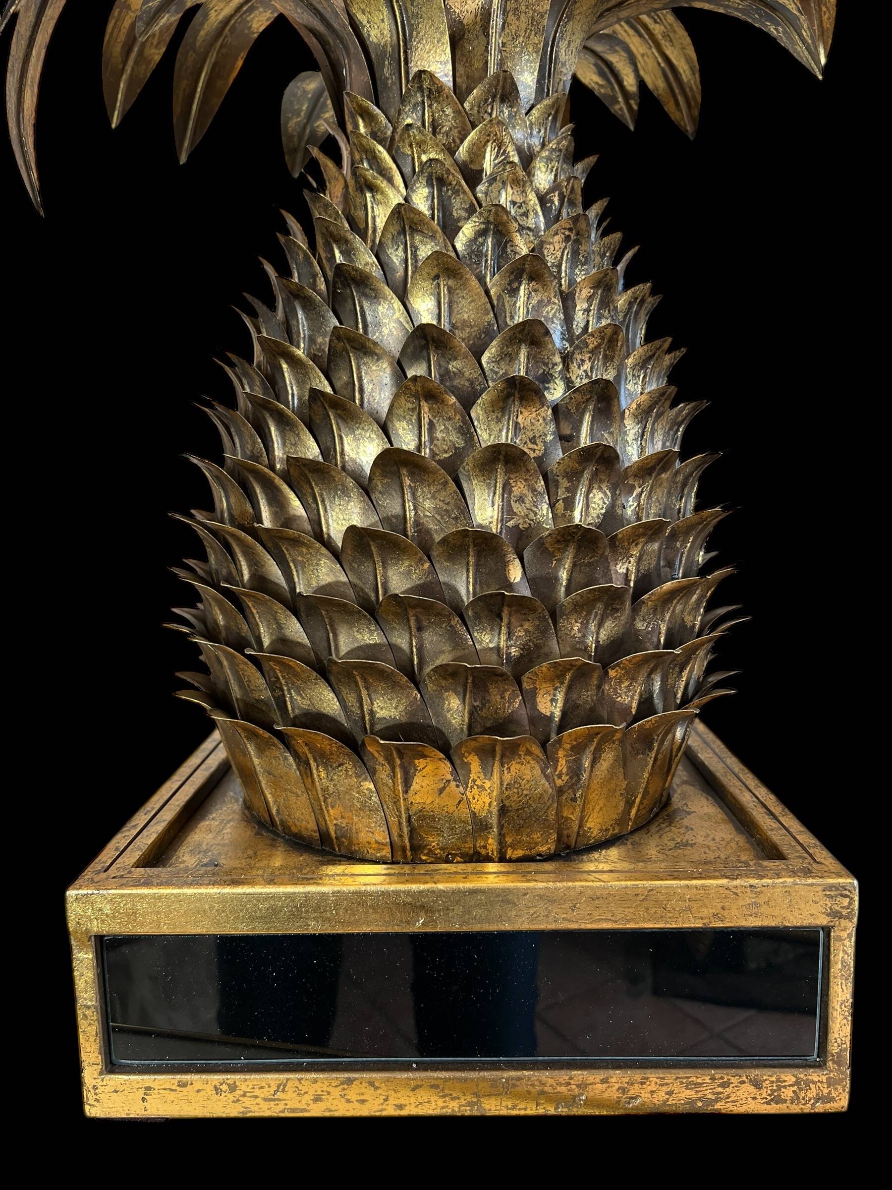 Pineapple-shaped lamp. in the "jansen of the 70s" style in metal.