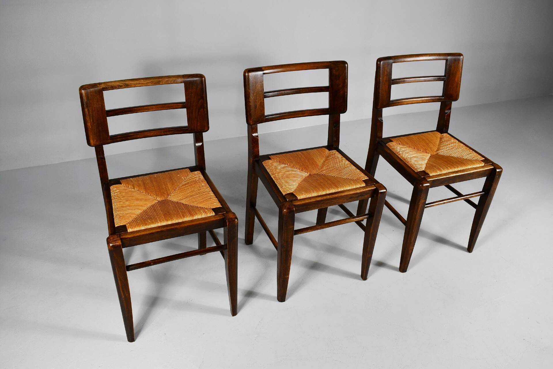 Suite de 3 chaises de Pierre Cruège datant des années 1950.