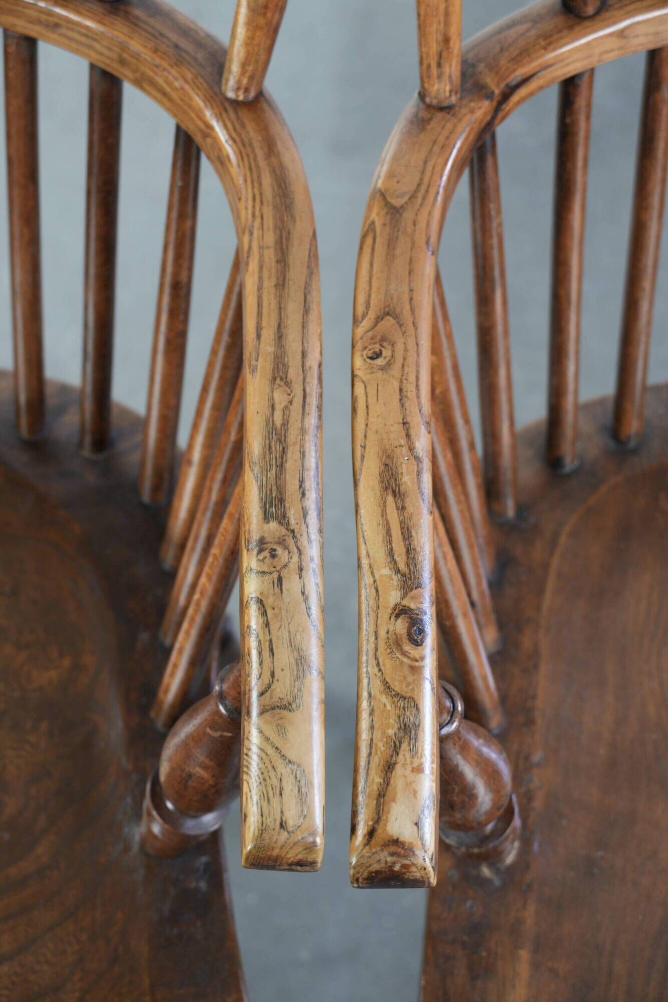 ensemble de deux chaises stickback Windsor anglaises antiques du 19e siècle