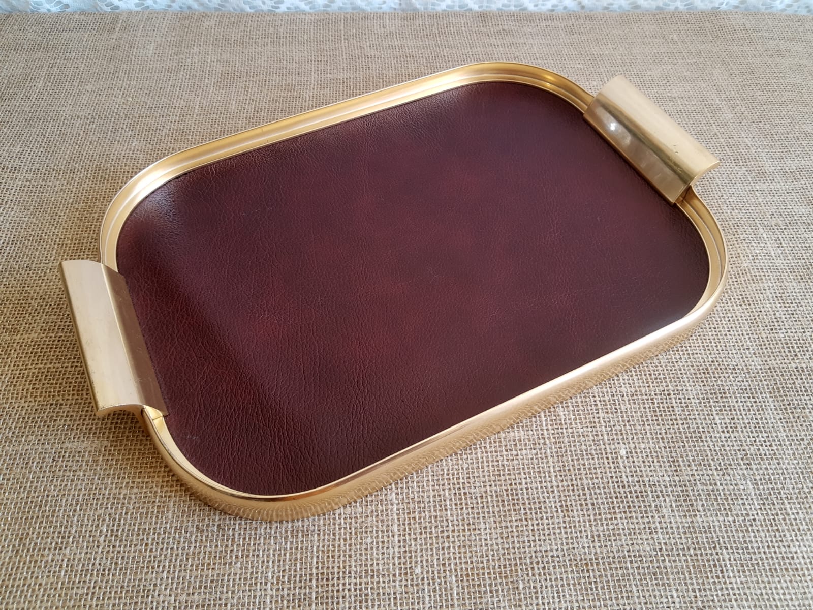 Plateau rectangulaire simili cuir bordeaux et métal doré vintage