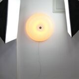 Grande applique murale italienne moderne du milieu du siècle en plexiglas et laiton