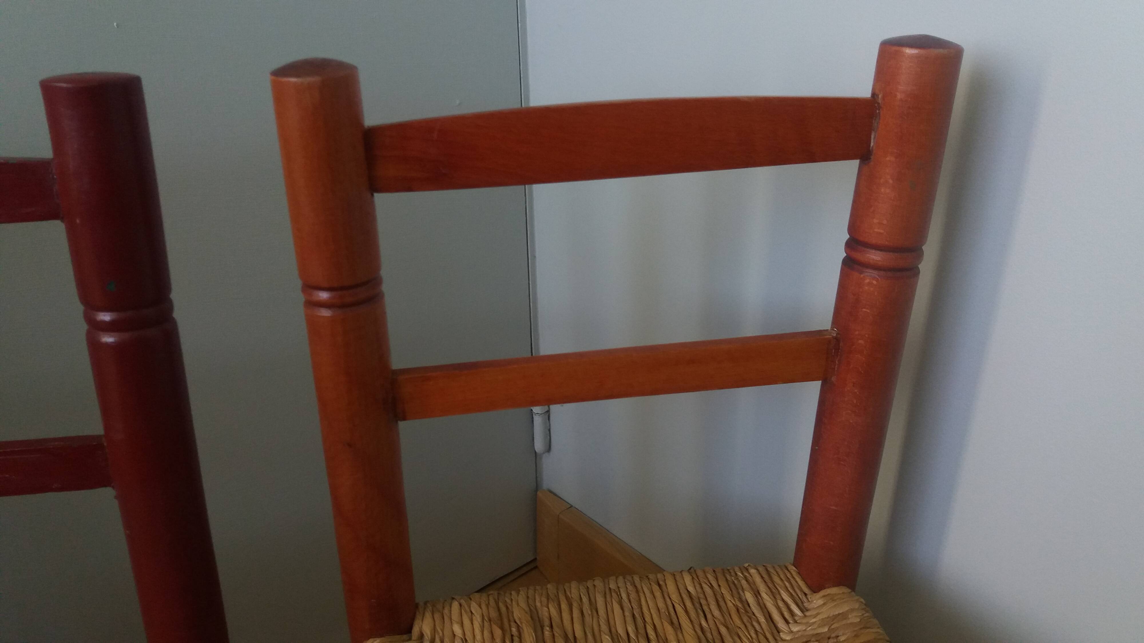 Children's straw chairs made of wood and straw.