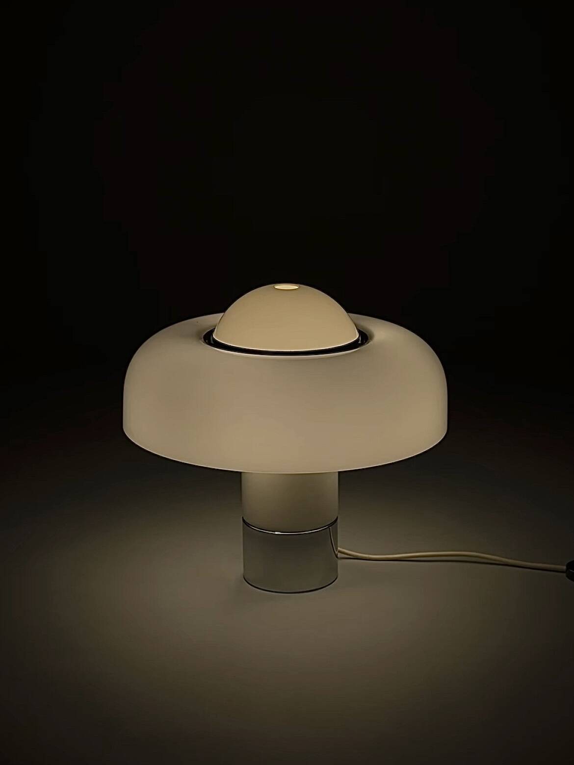 Brumbury table lamp in chrome and white by Luigi Massoni for Guzzini 1970