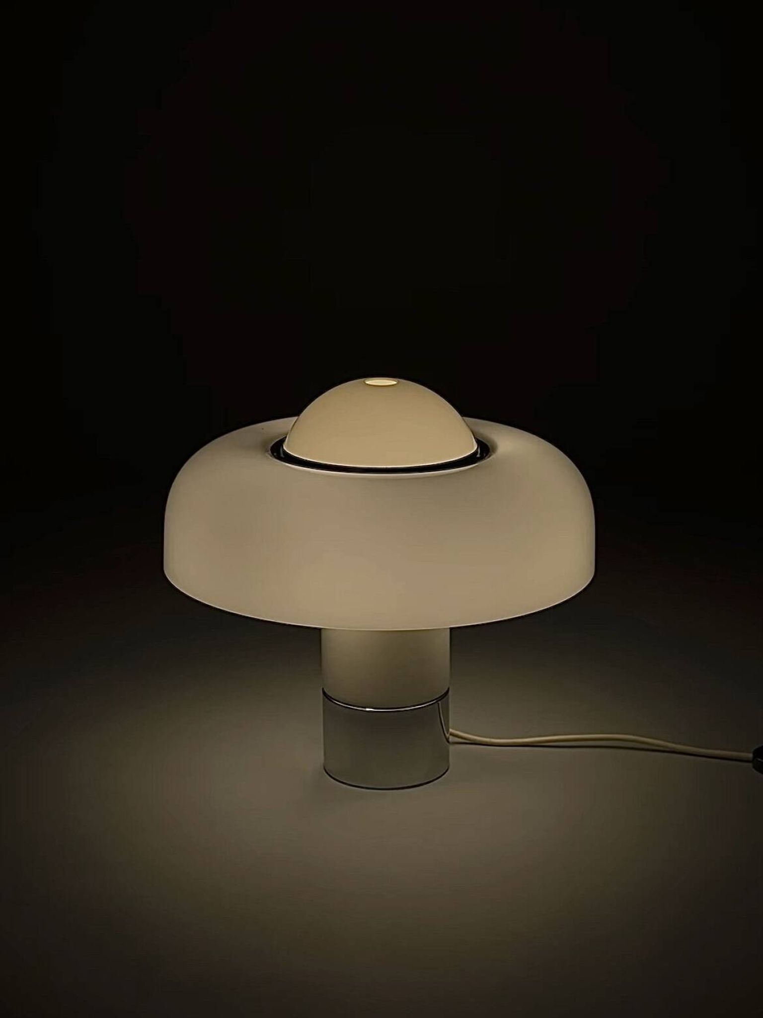 Brumbury table lamp in chrome and white by Luigi Massoni for Guzzini 1970