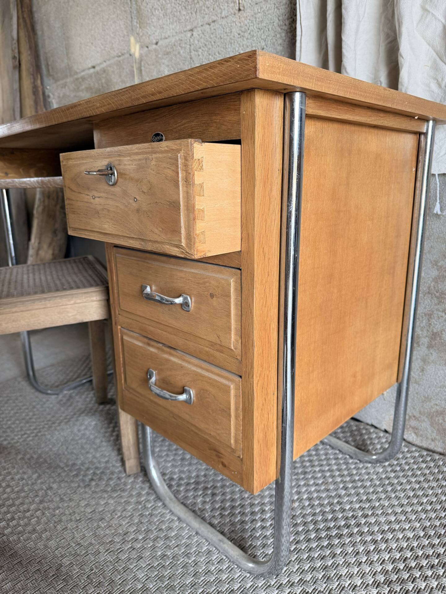 Bureau Spirol années 50 – placage chêne – piètement chromé 