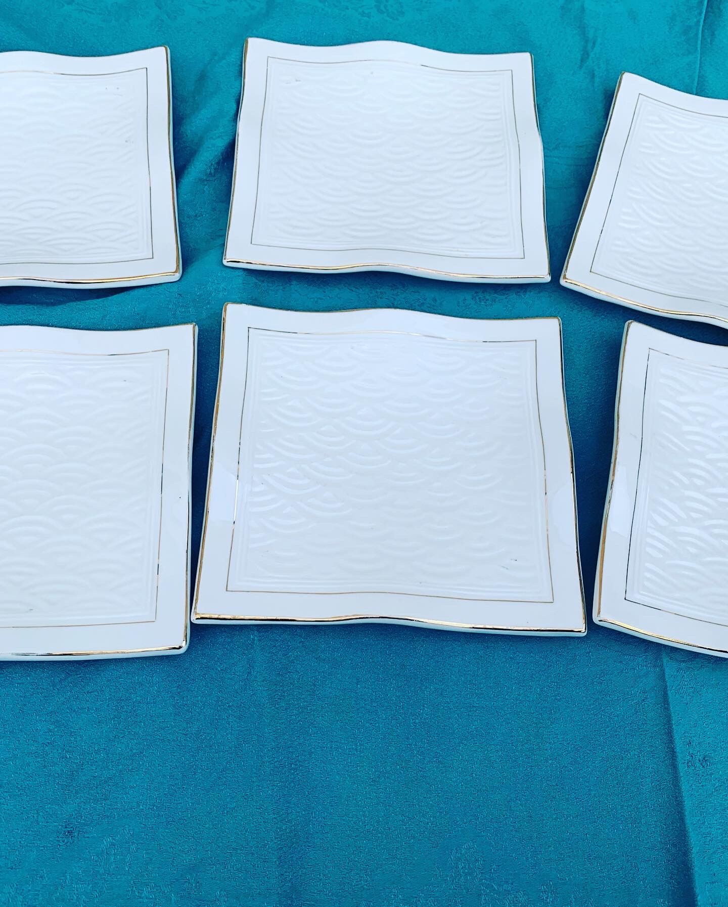 6 white glazed ceramic plates vague design and contemporary patterns