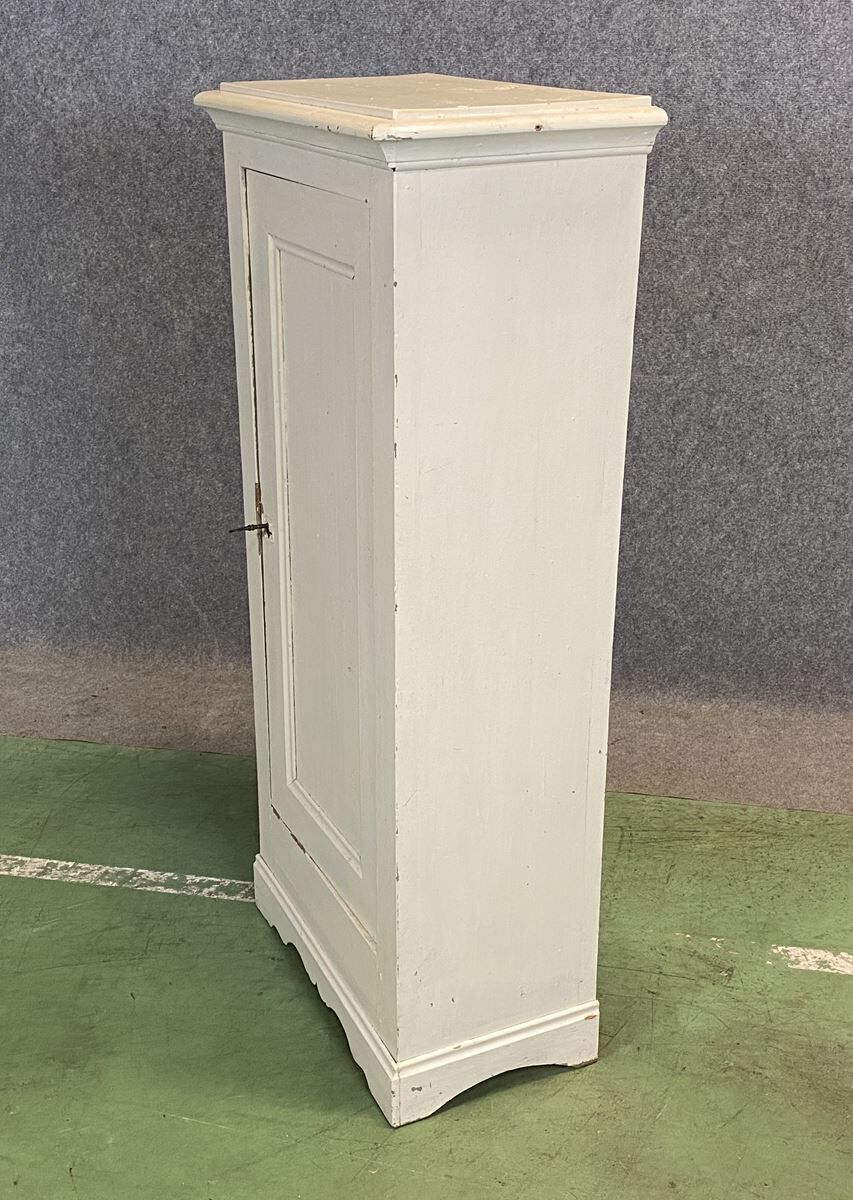 Small hat in a 19th-century white patinated fir
