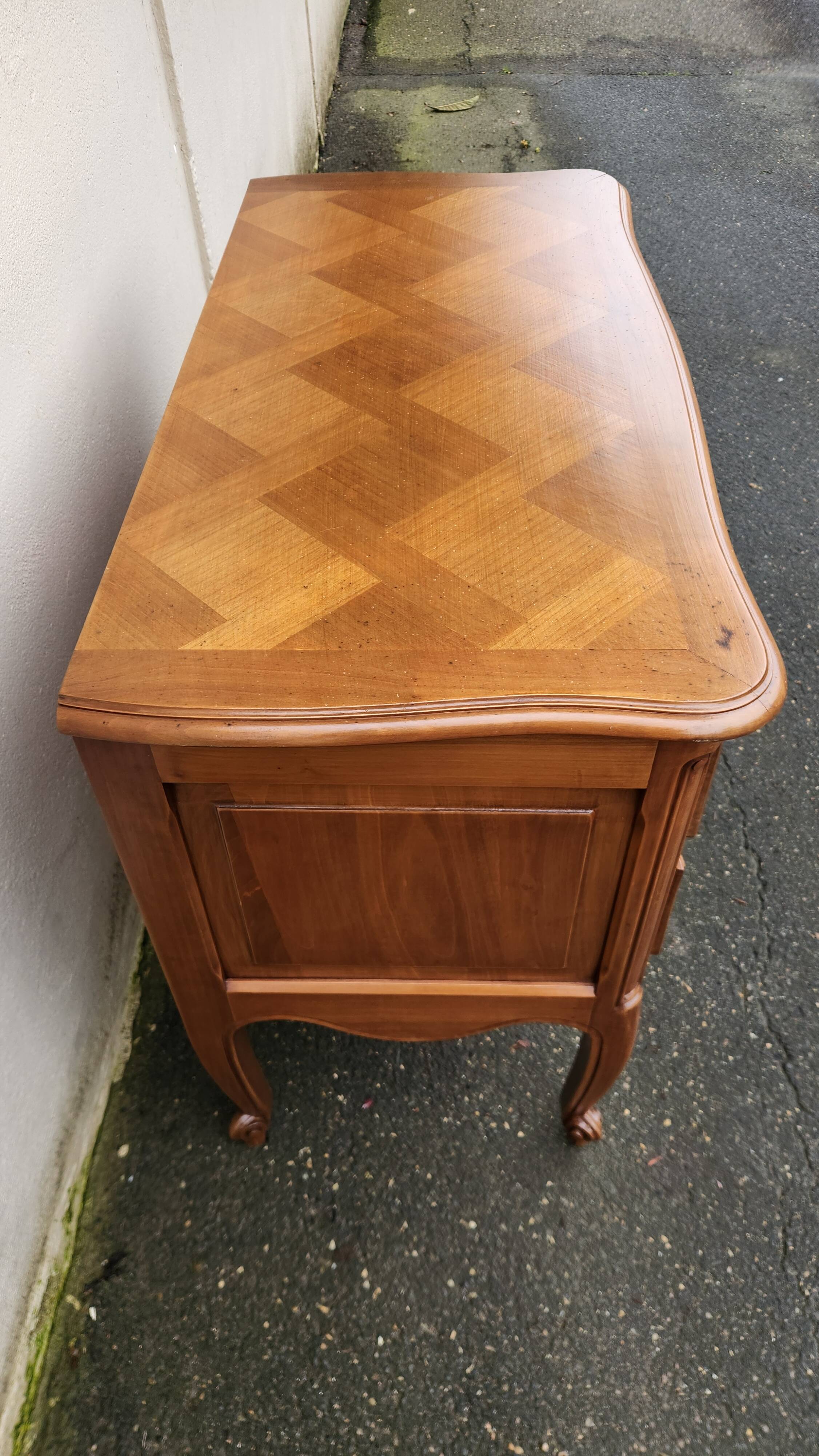 Beautiful vintage wooden chest of drawers with 2 drawers.