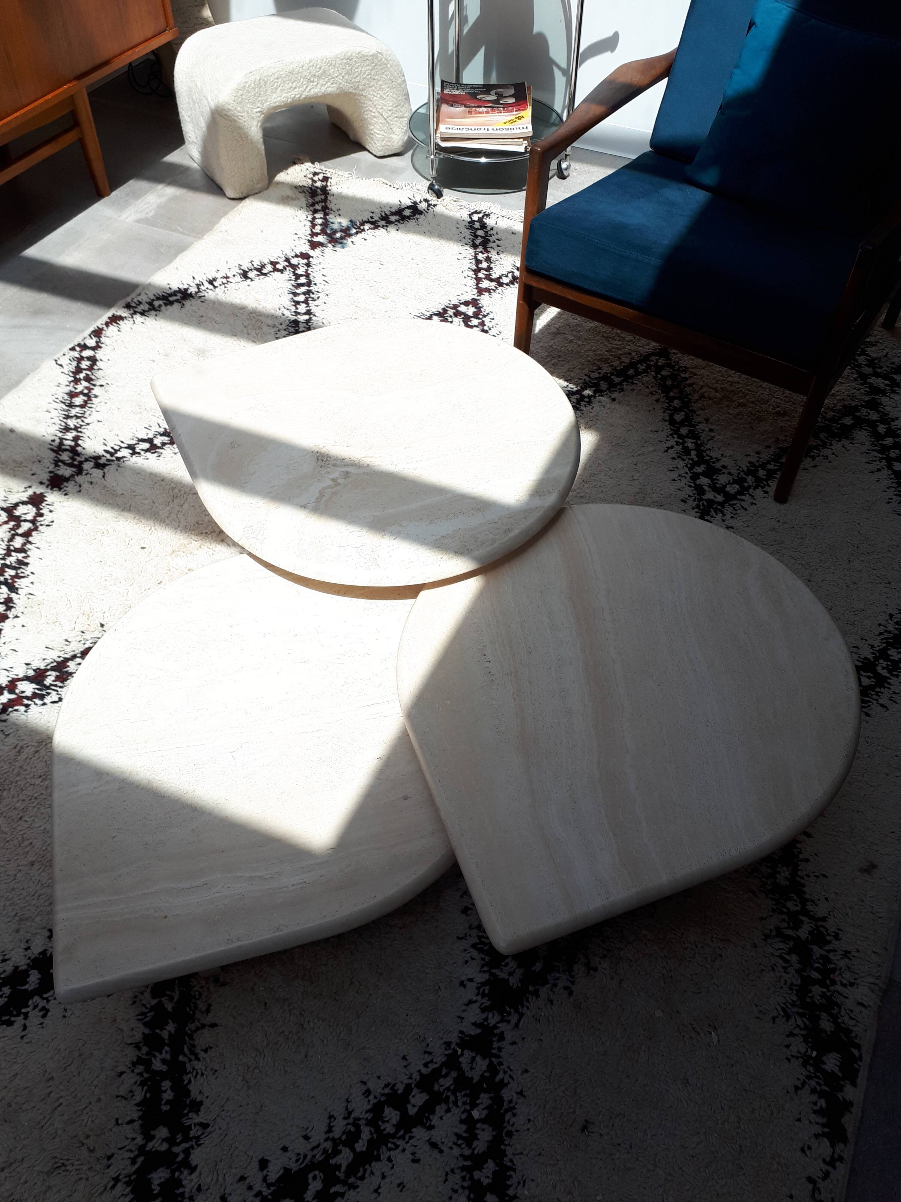Tables gigognes en travertin Roche Bobois