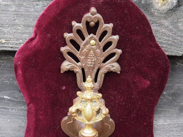 Applique murale Art nouveau : métal français, abat-jour rose opaline, années 1950