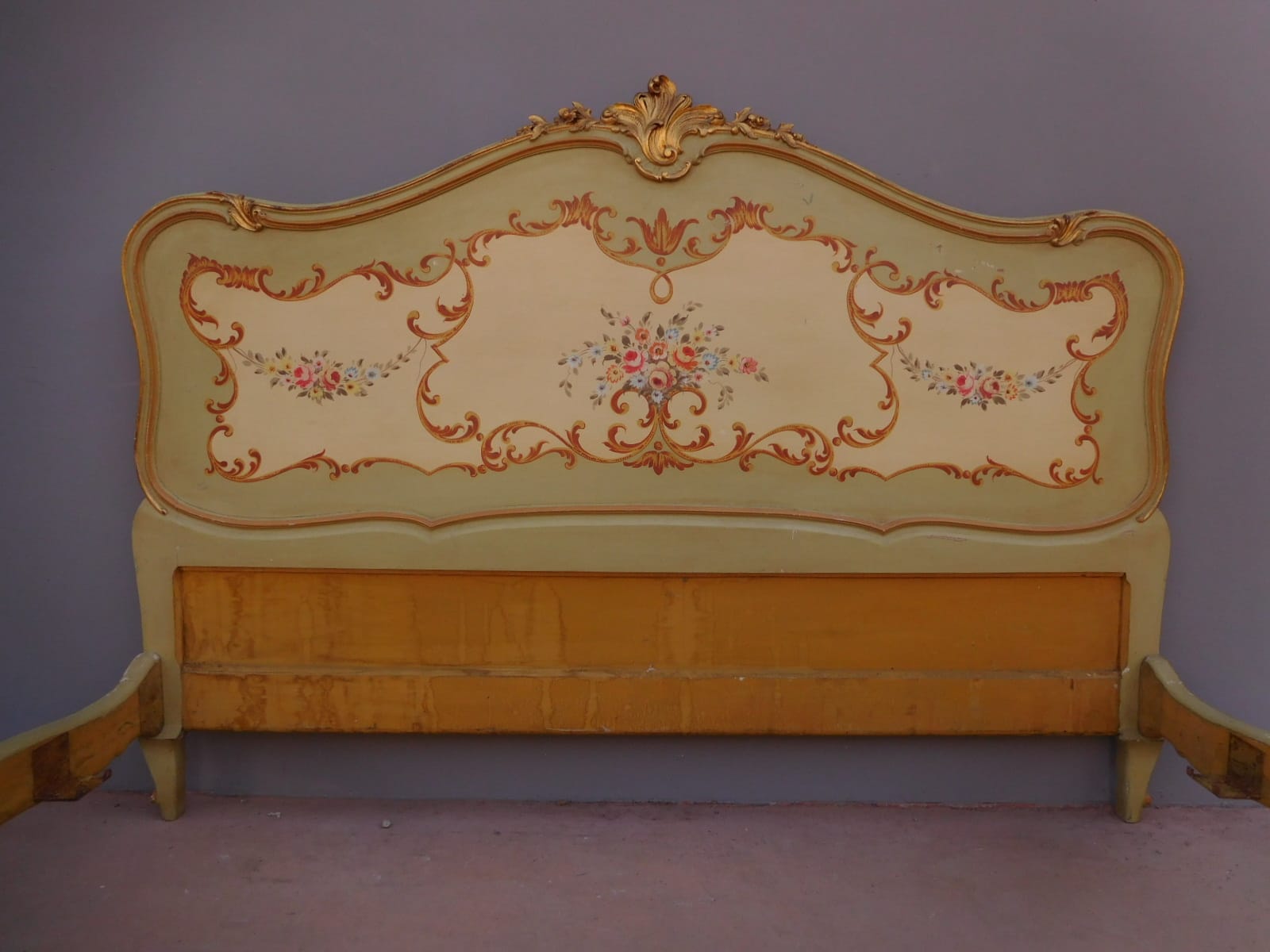 Cadre de lit en bois laqué décors floraux années 1950 style Louis XV