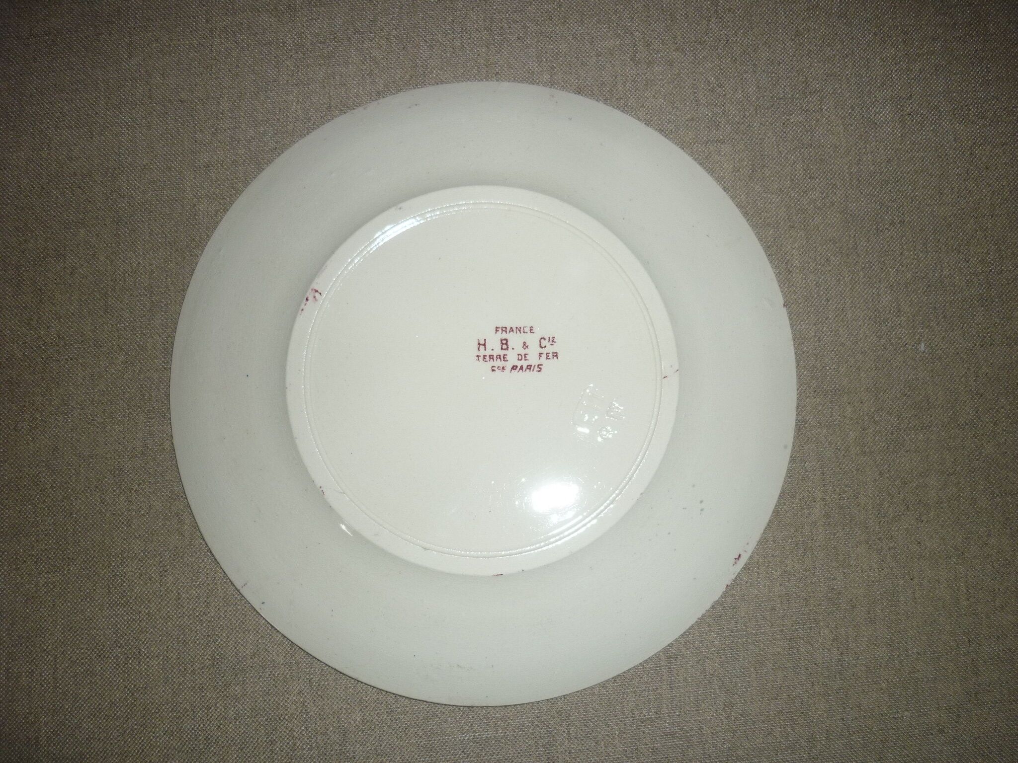 Beige earthenware plate with rose decoration and red garlands