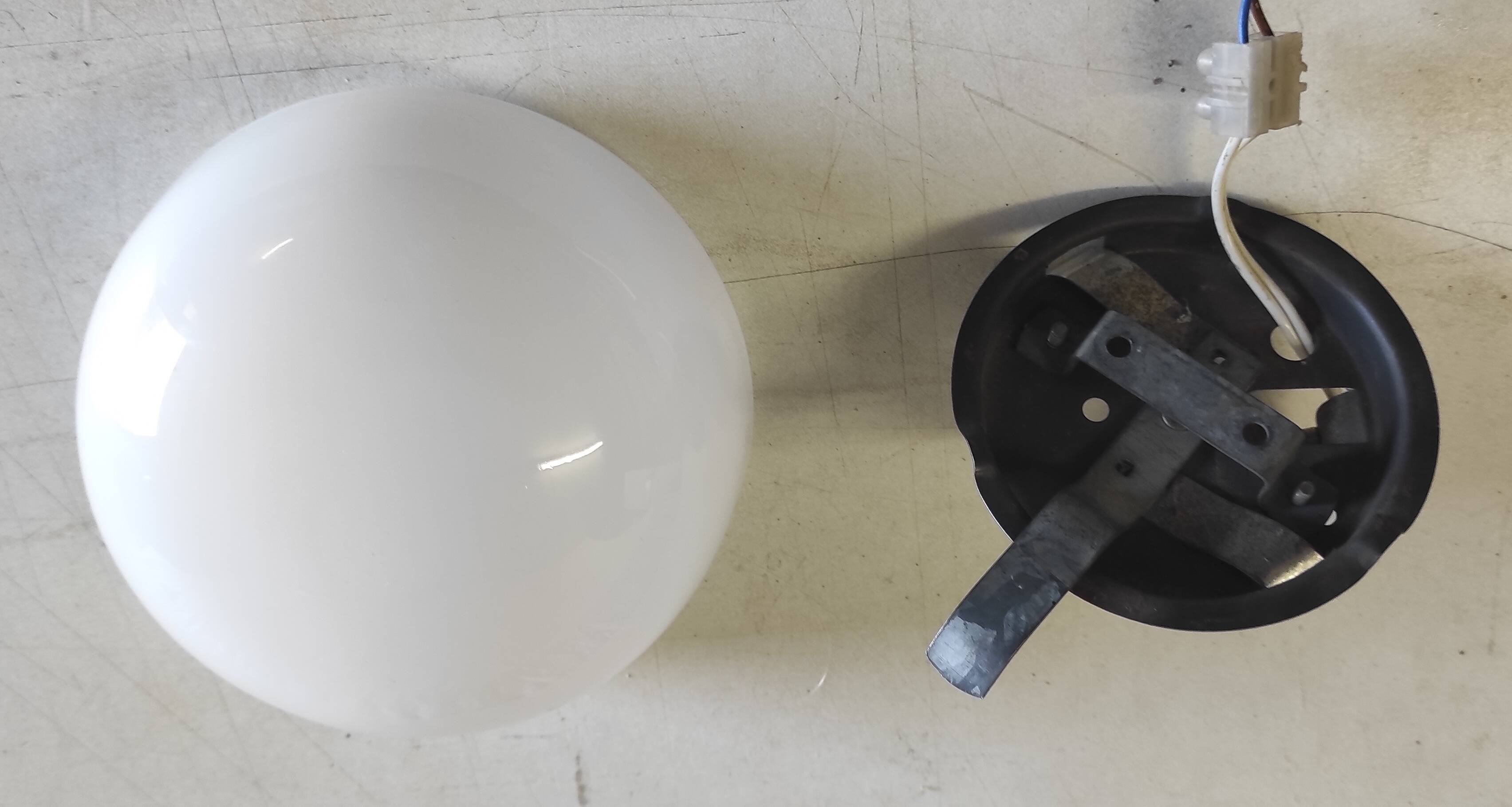 Plafonnier ou applique globe opaline diam. 15 cm - mid. XXème