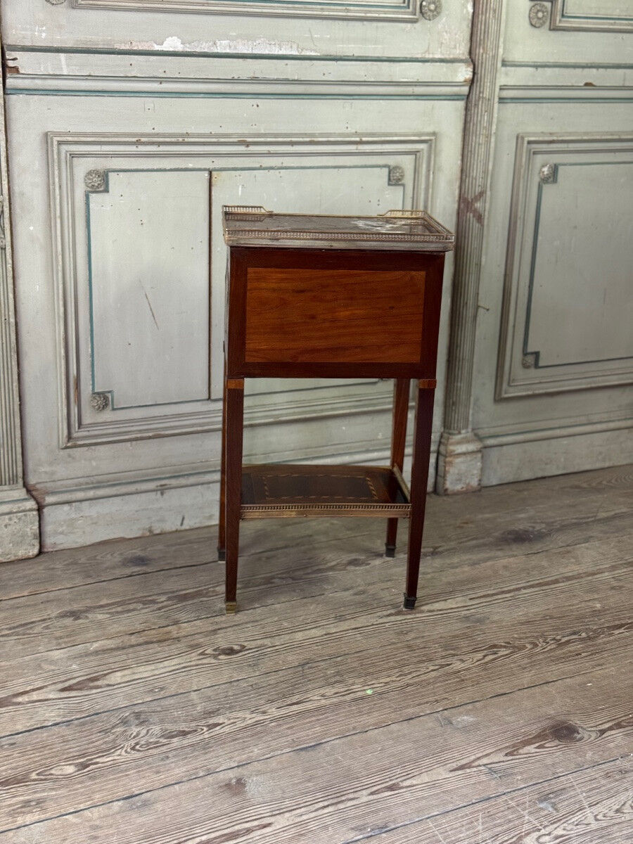 Table d’appoint ou chiffonnière Louis XVI en bois de plaquage, galerie de laiton, fin du XVIIIè