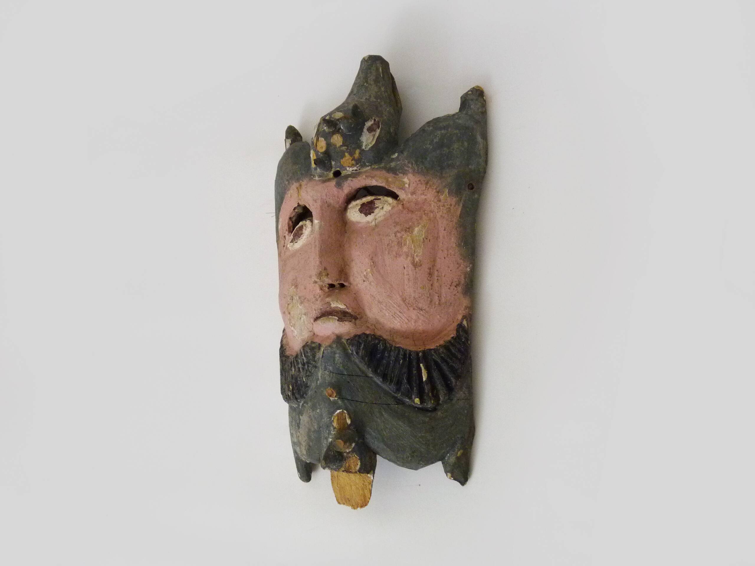Ancien masque mexicain en bois sculpté polychrome. Années 50