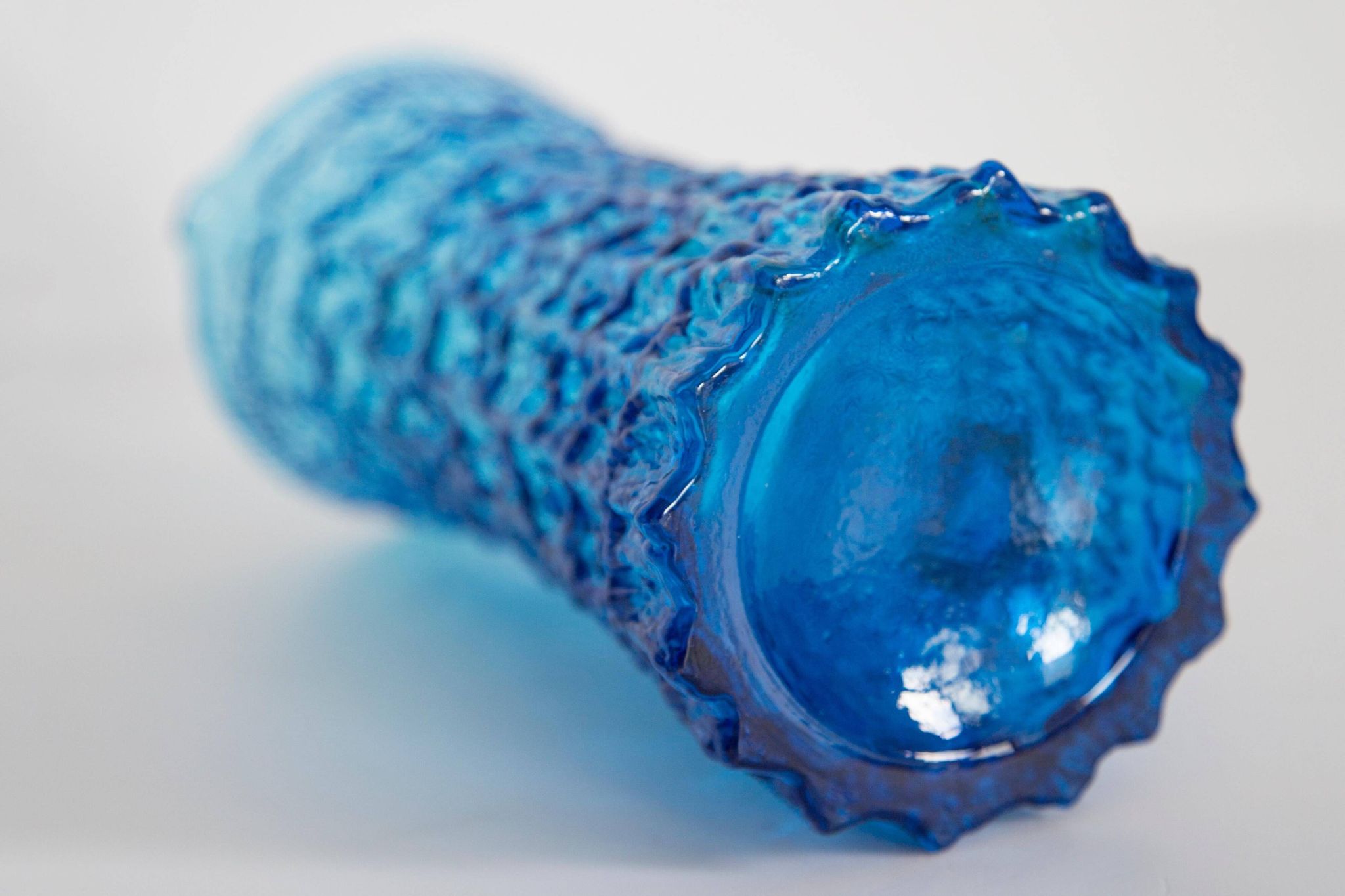 Pichet d'eau ou de jus en verre bleu du milieu du XXe siècle