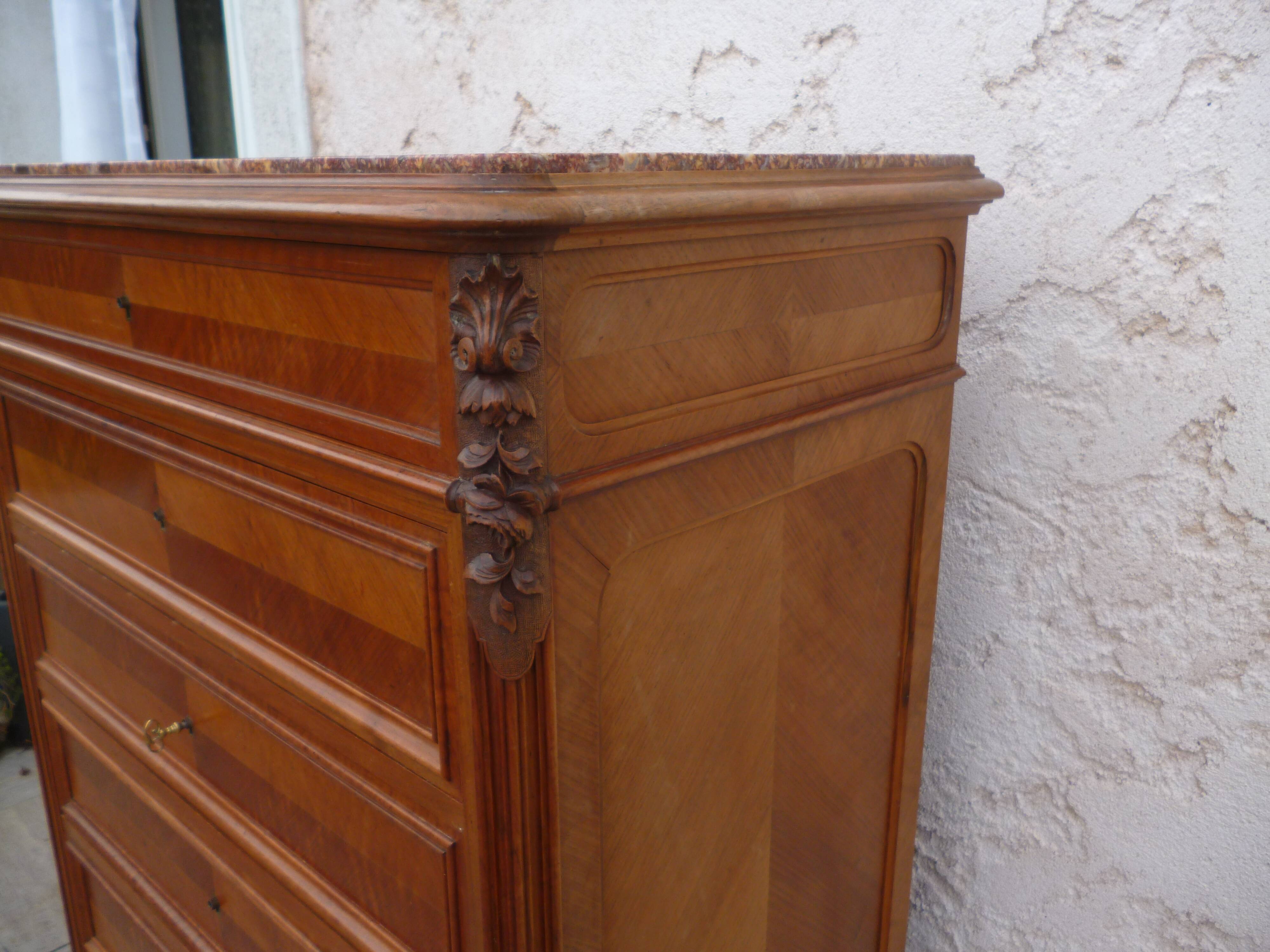 Dresser XlX, style Louis XV