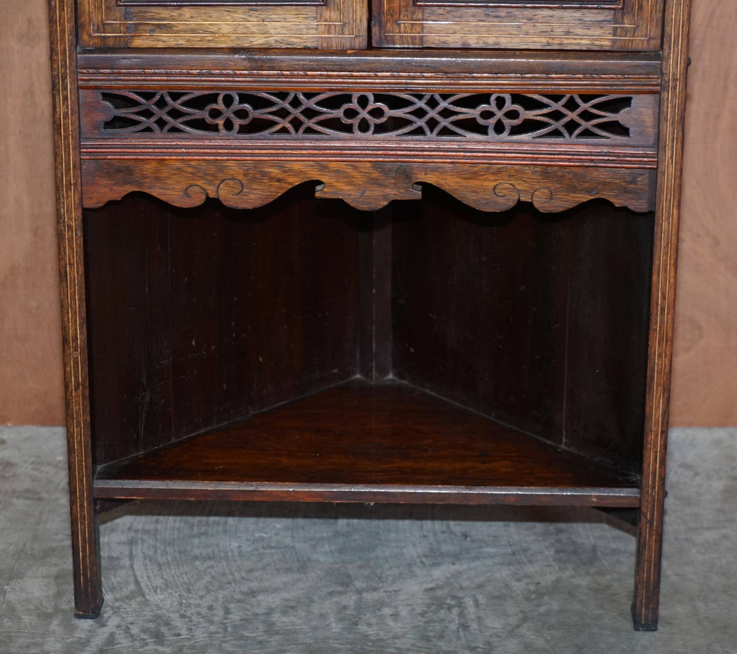 Buffet d'angle italien antique vers 1880 en bois dur avec incrustation de buis et miroir