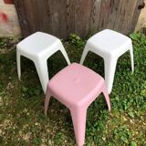 Série de 3 tabourets ancien en plastique blanc & rose vintage