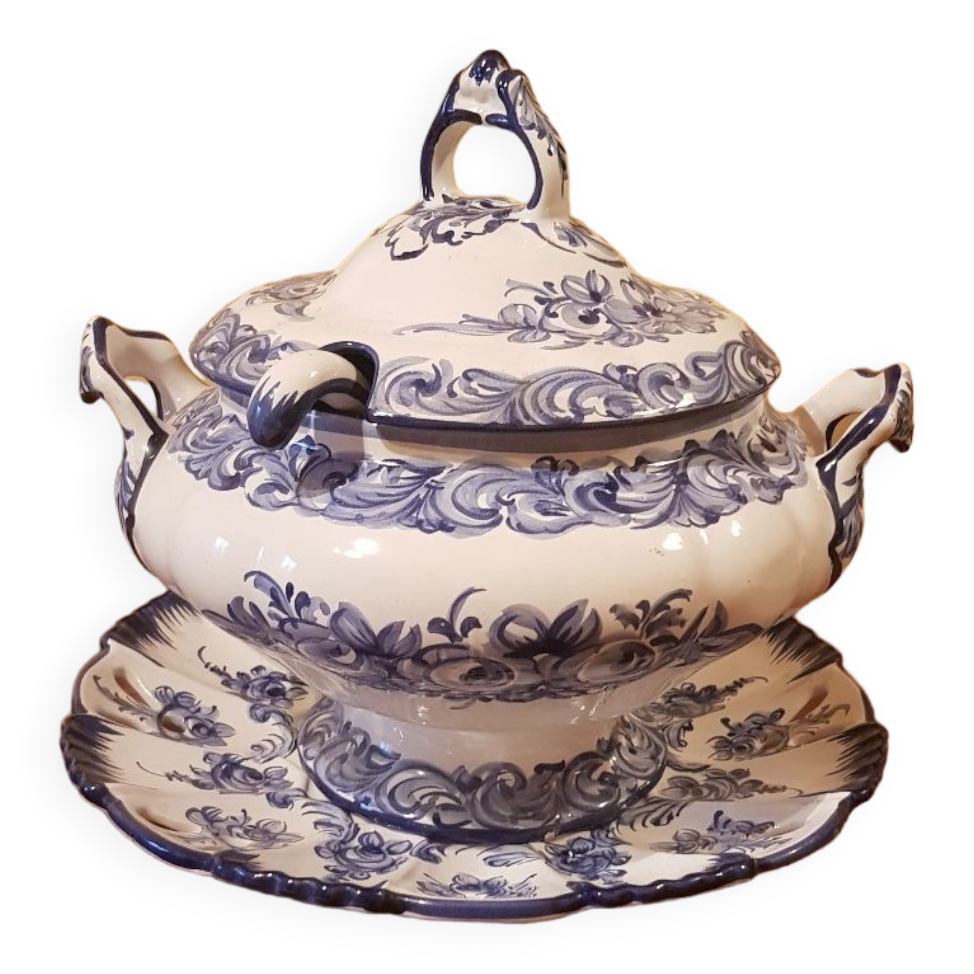 Tureen signed vestal. origin portugal.