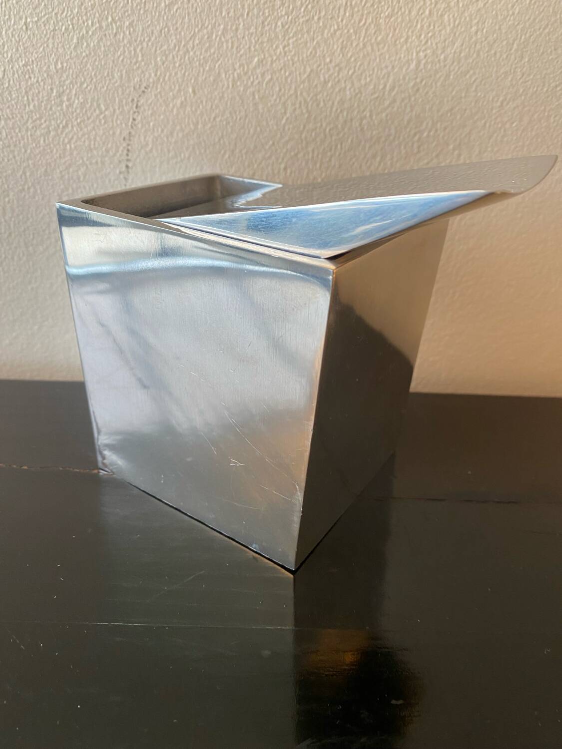 XO ashtray by Starck Model Ray Hollis