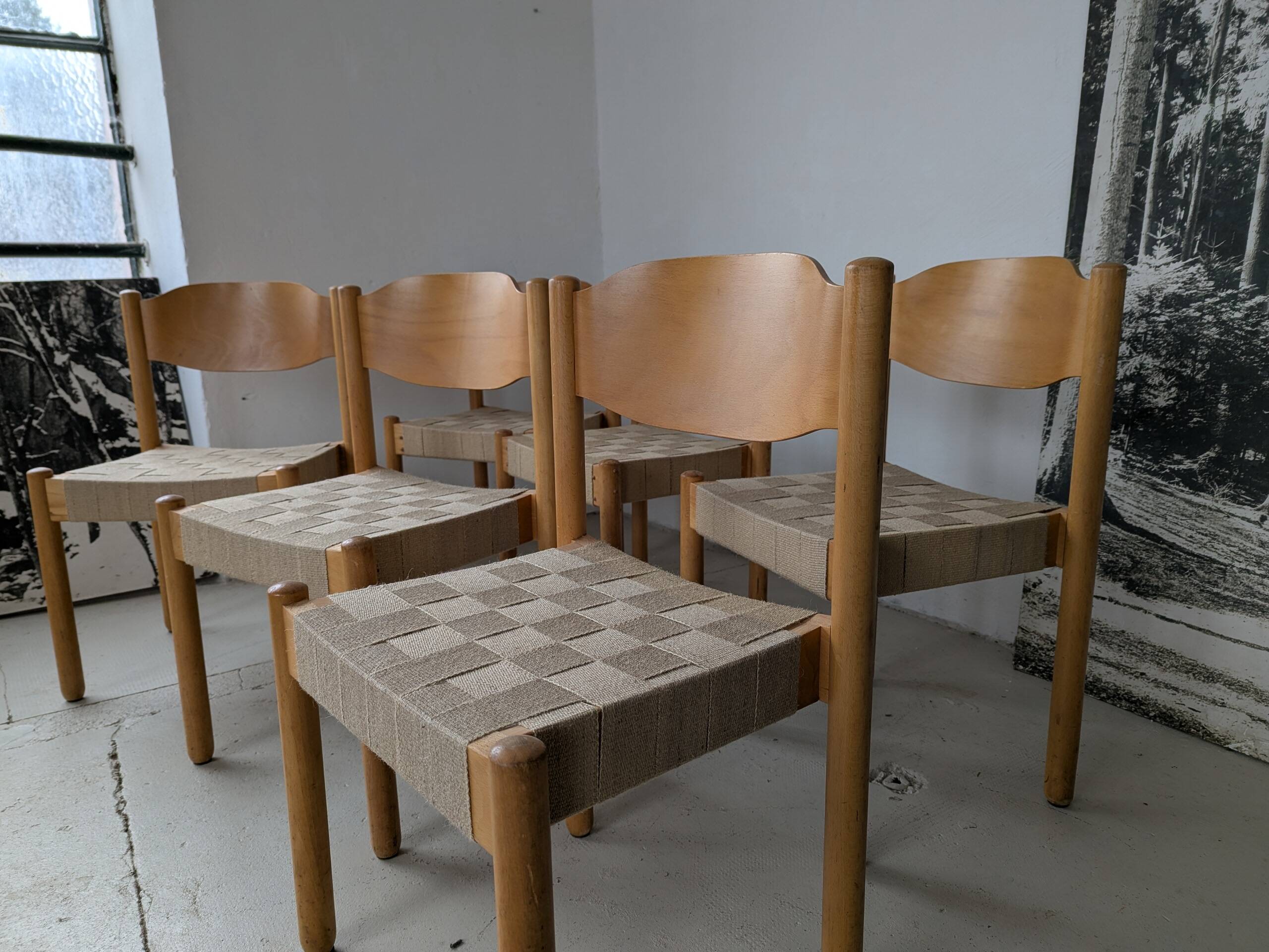 Set of 6 stackable chairs in beech and jute.