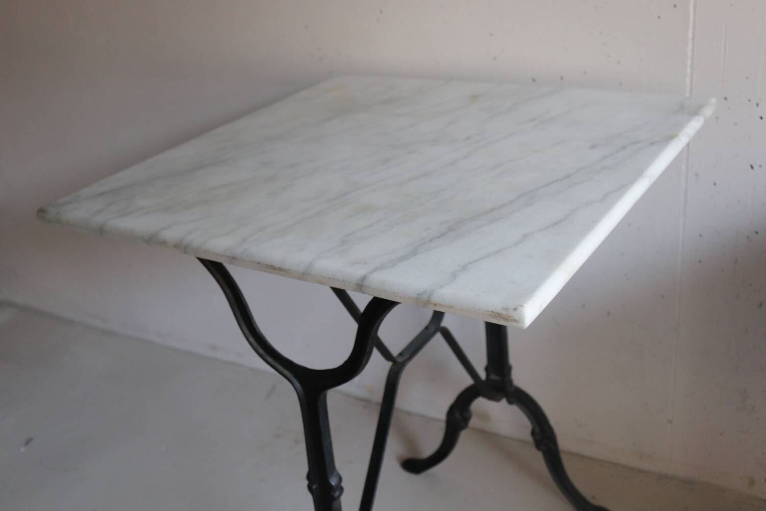 Square bistro table in white marble and cast iron