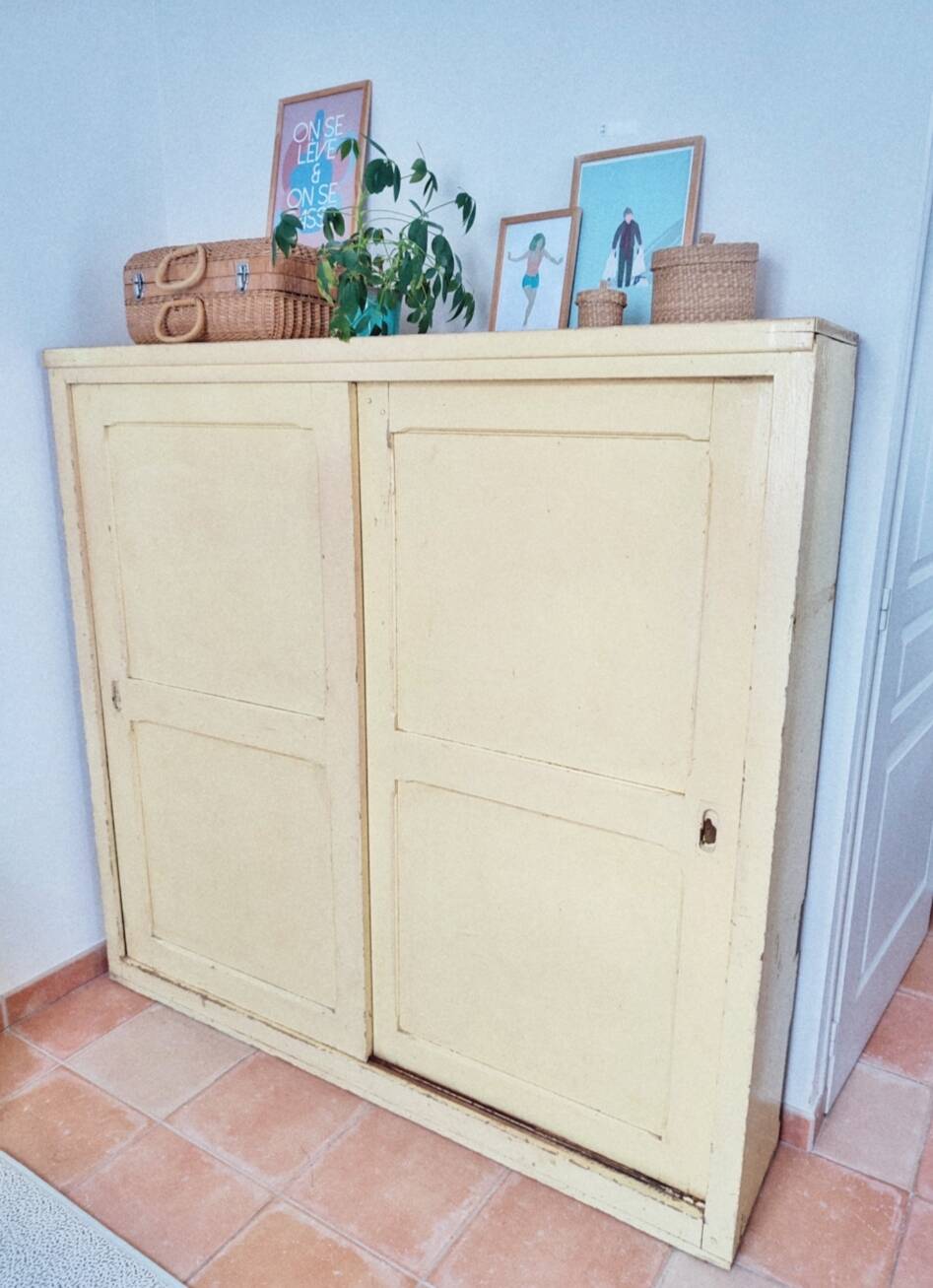 Trade furniture, storage furniture with sliding doors