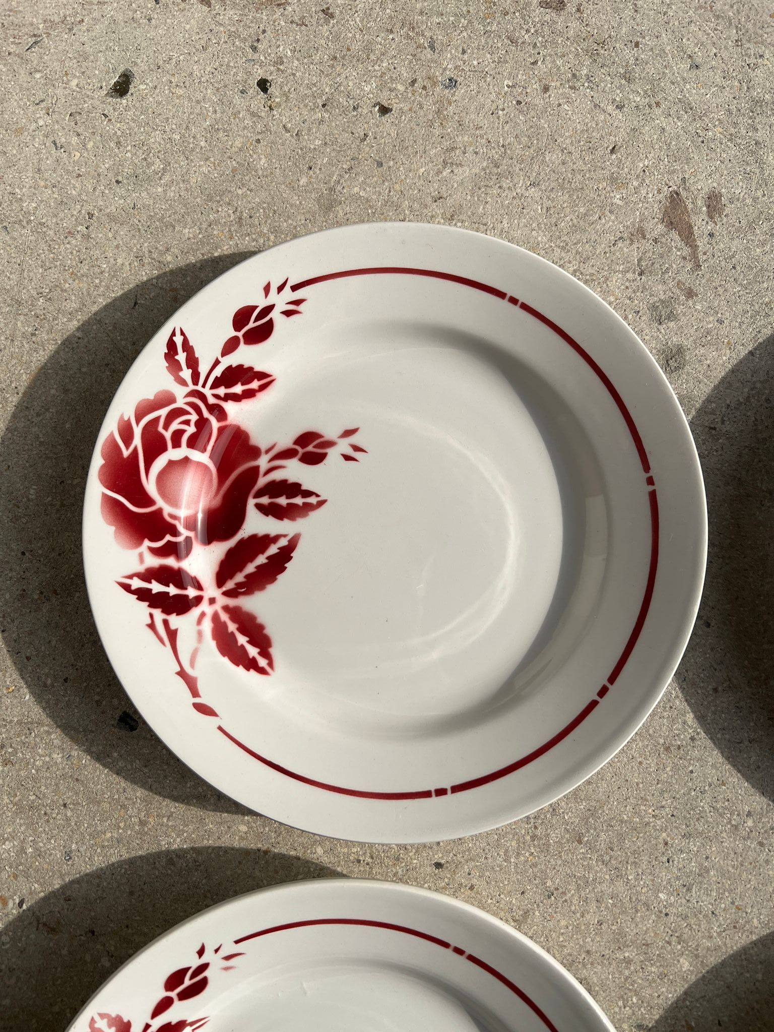 Set of 4 plates Sylvain Moulins des Loups burgundy rose decoration