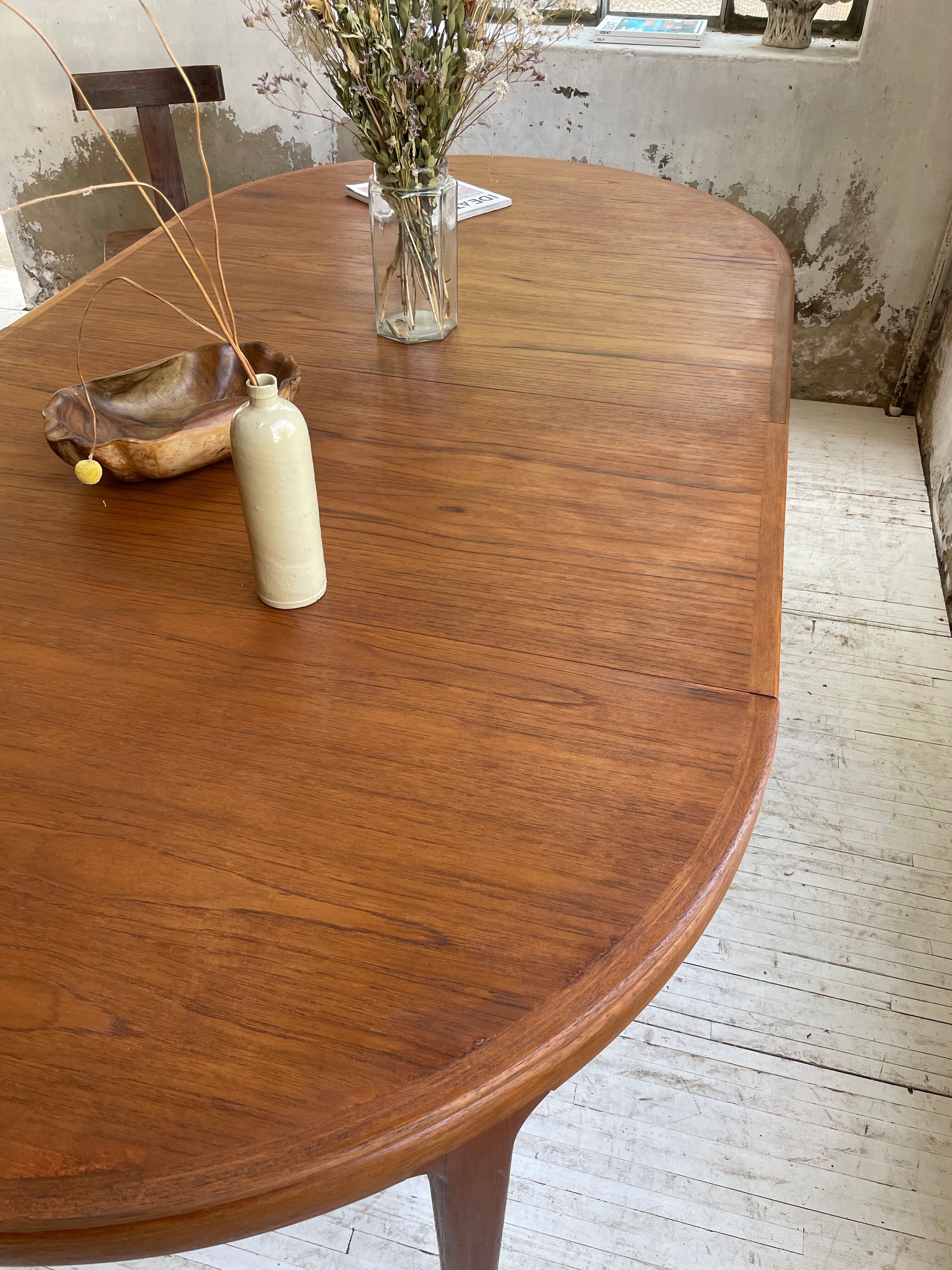 Round table 120-230 cm scandinavian samcom arne hovmand olsen