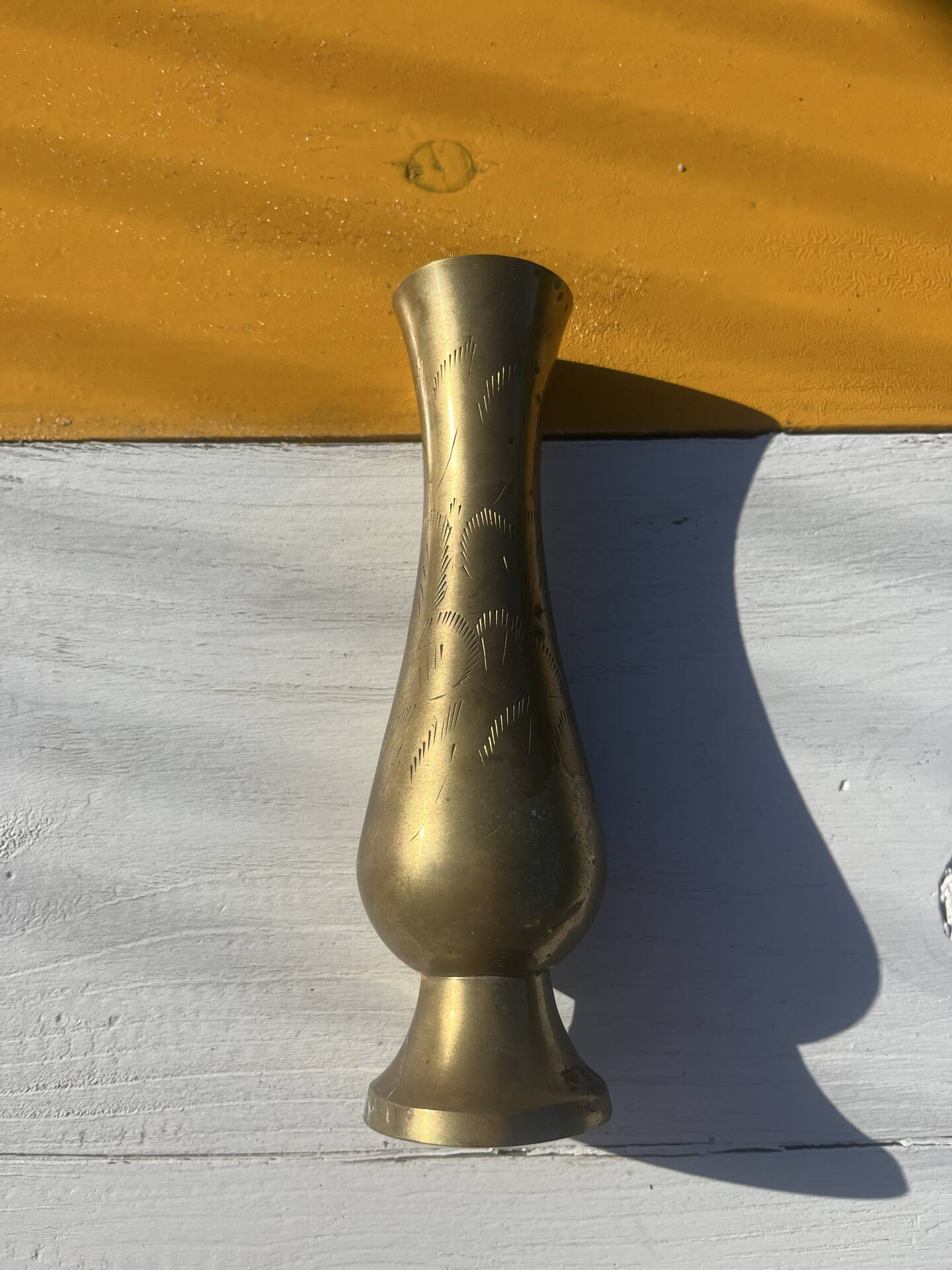 Vase soliflore vintage en laiton gravé