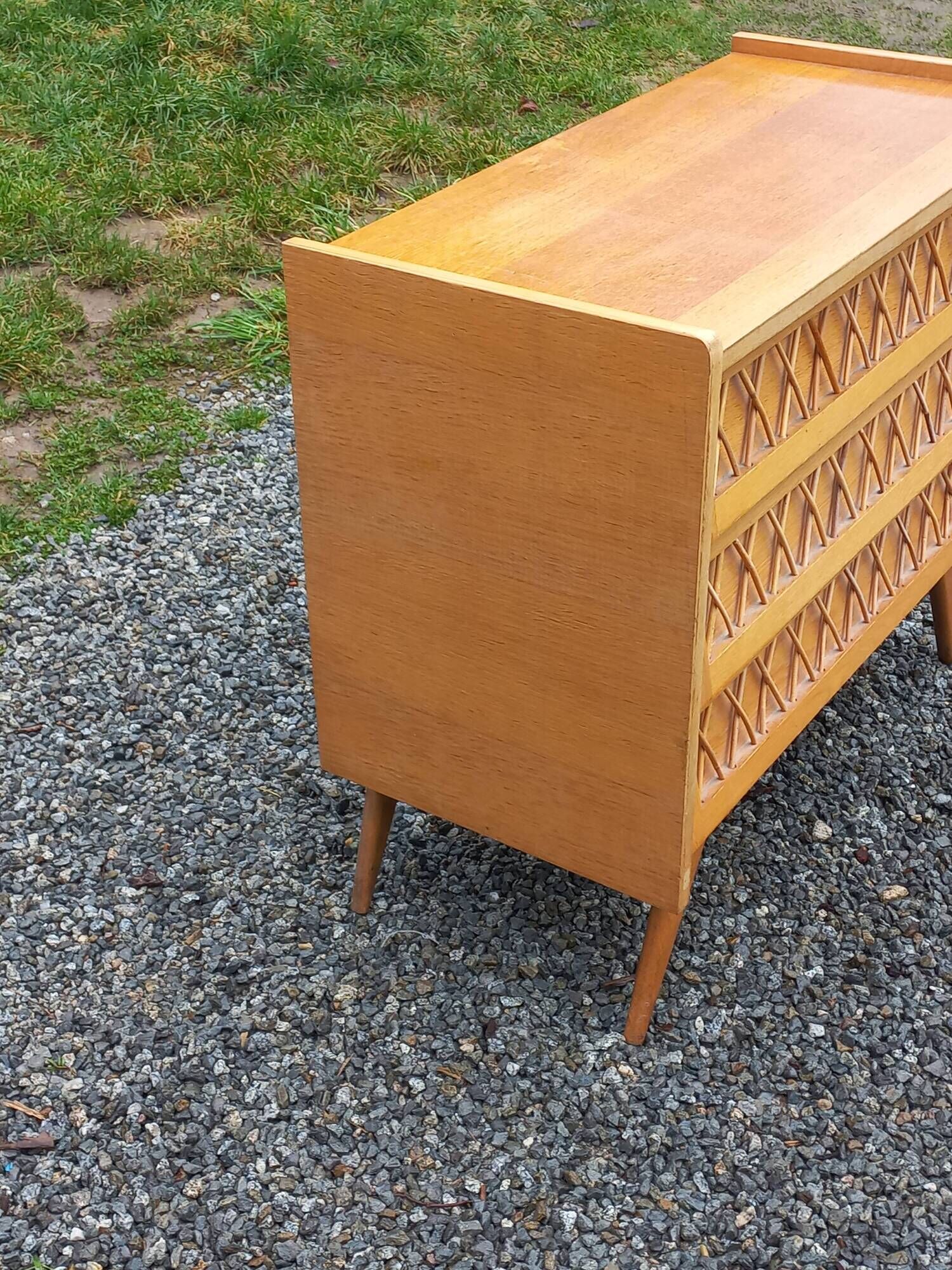 Vintage chest of drawers in light oak and rattan with tapered legs, 3 drawers from the 1950s.