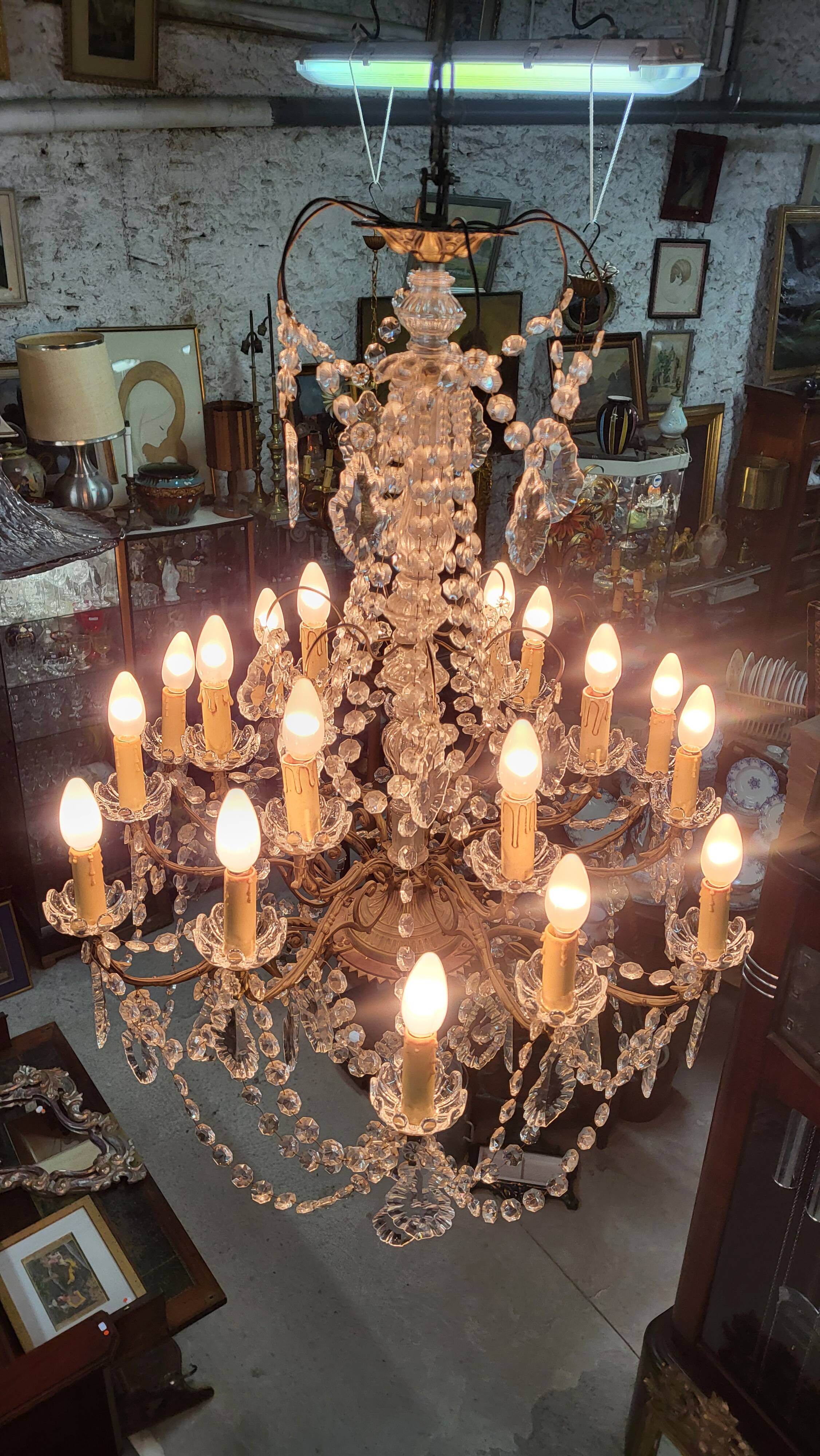 Chandelier with pendants 18 bulbs