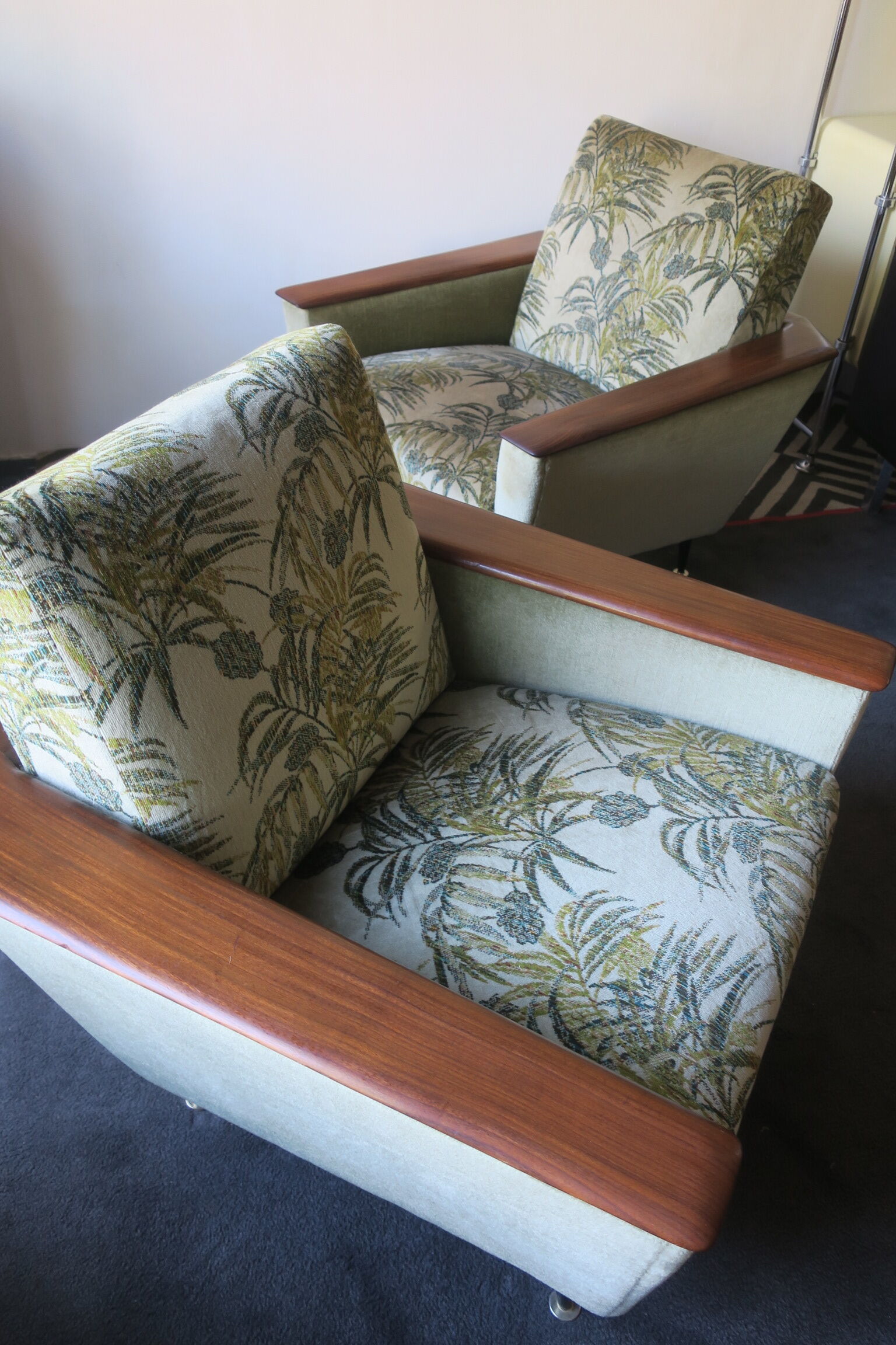 Pair of italian lounge chairs afrormosia and mohair, 1940s