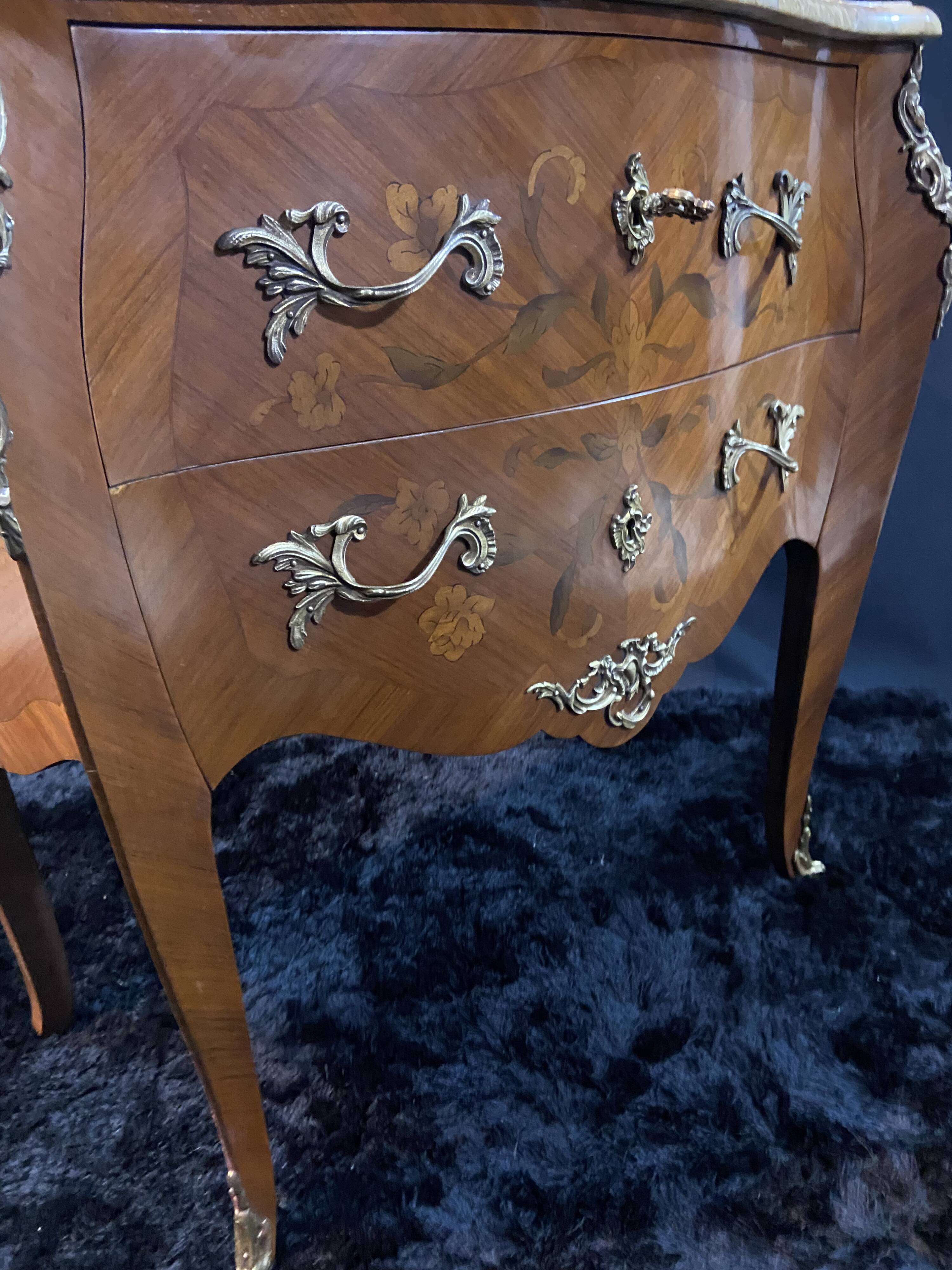 Petite commode toutes faces galbées à décor marqueté et bronze style Louis