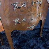 Petite commode toutes faces galbées à décor marqueté et bronze style Louis