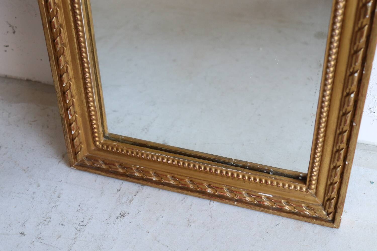 Long miroir en bois et stuc doré vintage