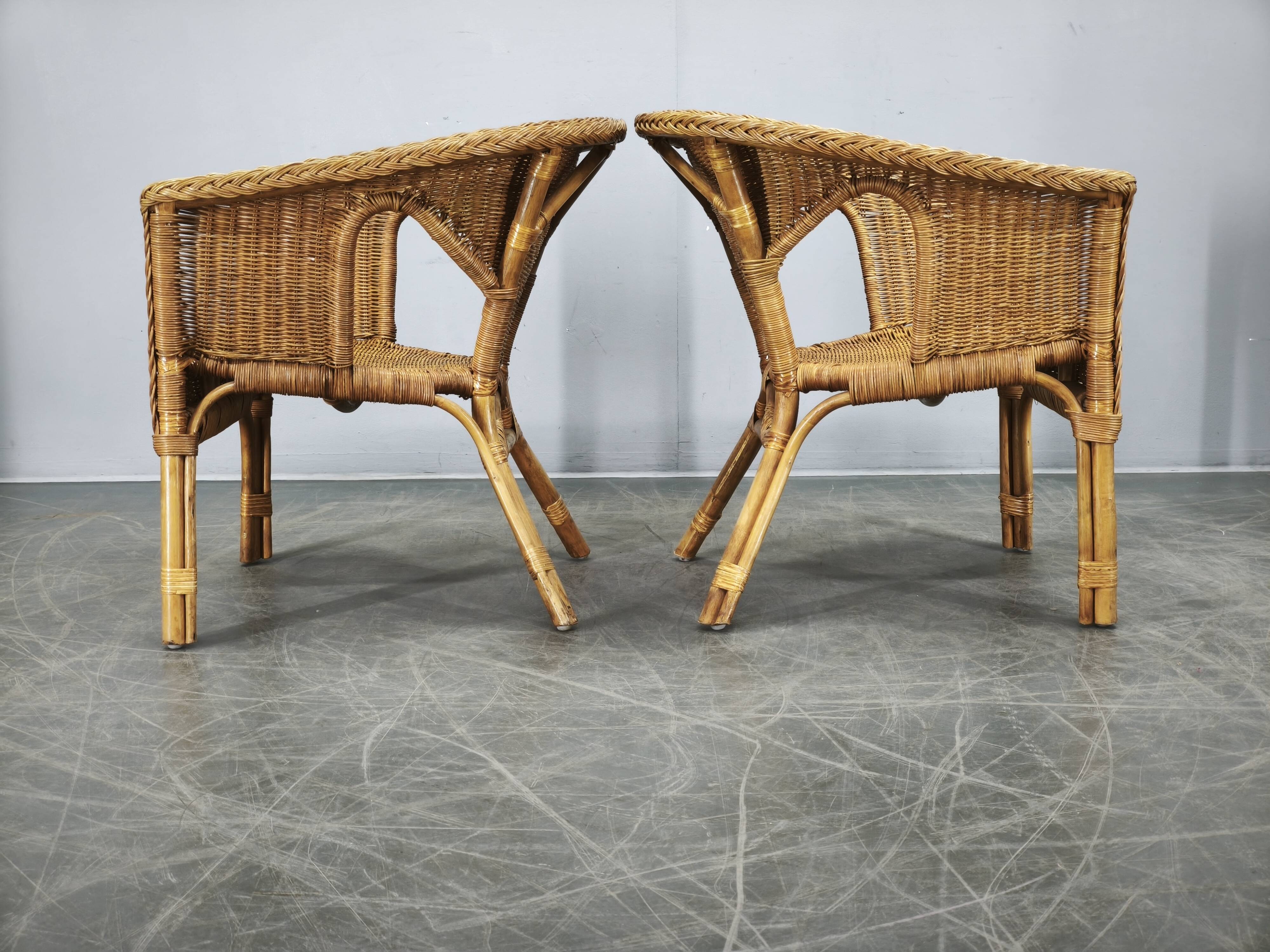 Ensemble de salon en rotin et osier italien des années 1950, quatre fauteuils et une table.