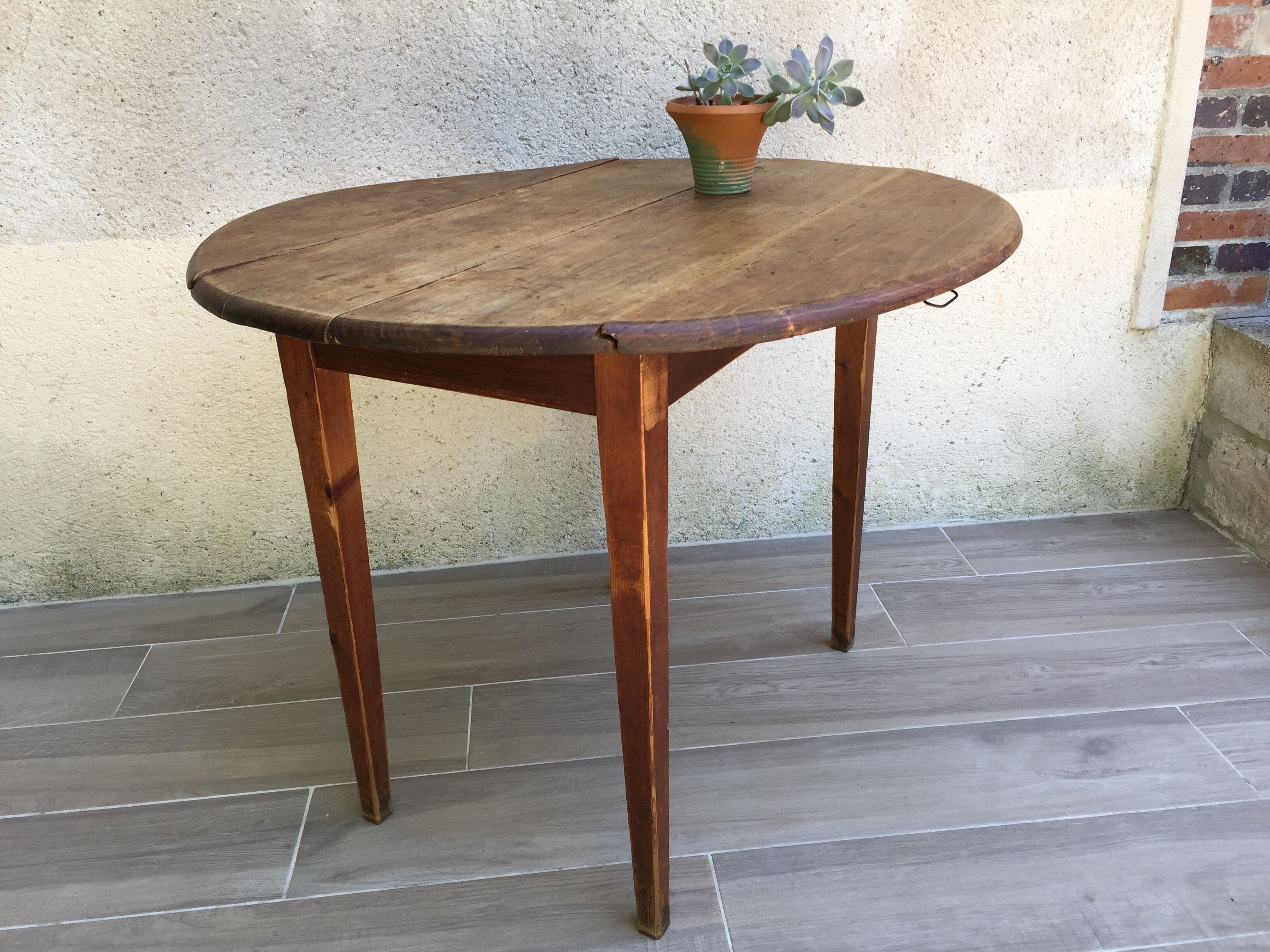Round table at 2 vintage wood rabats