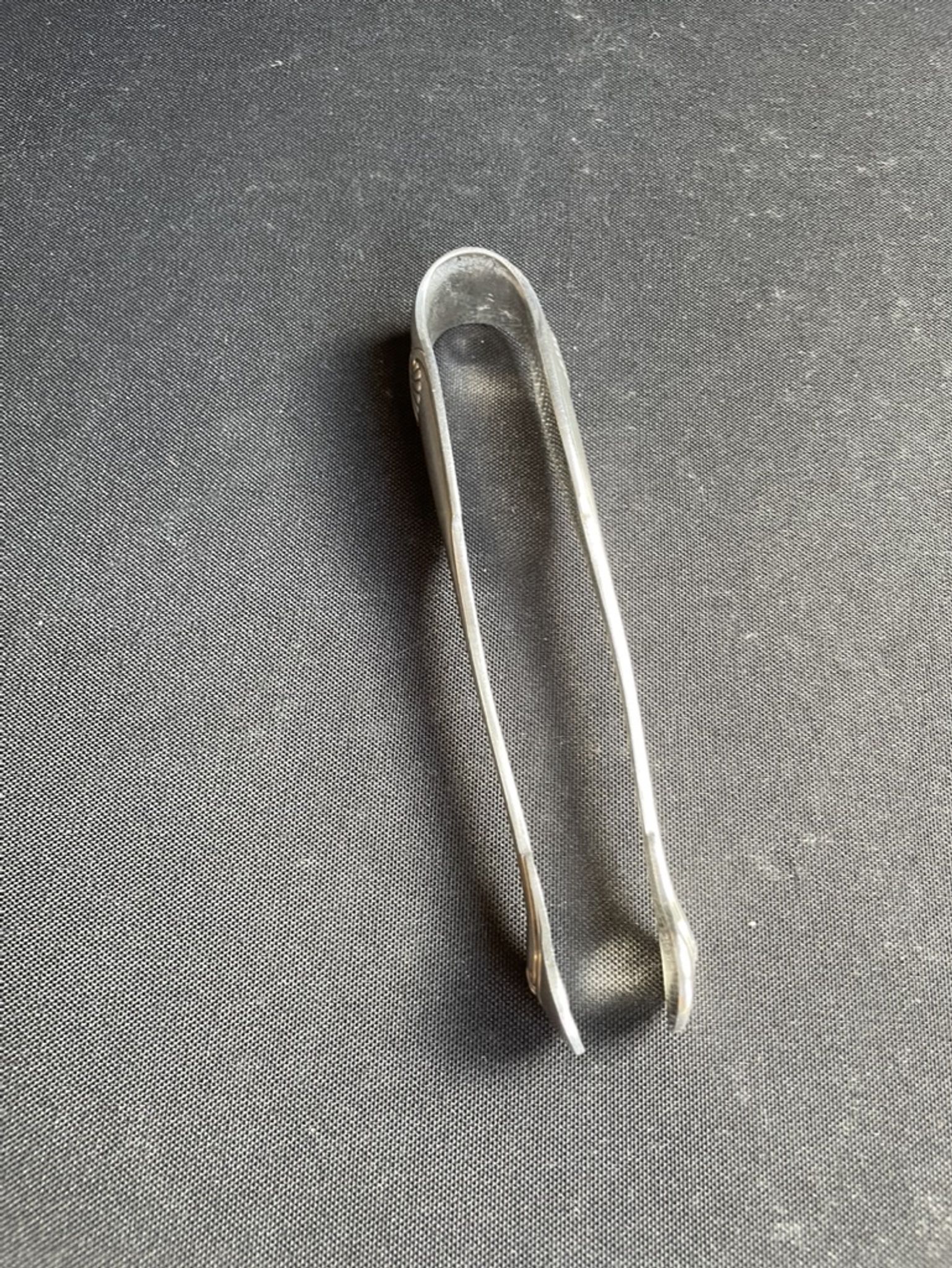 Pince à sucre en métal argenté Christofle modèle Vendôme/Arcantia avant 1983