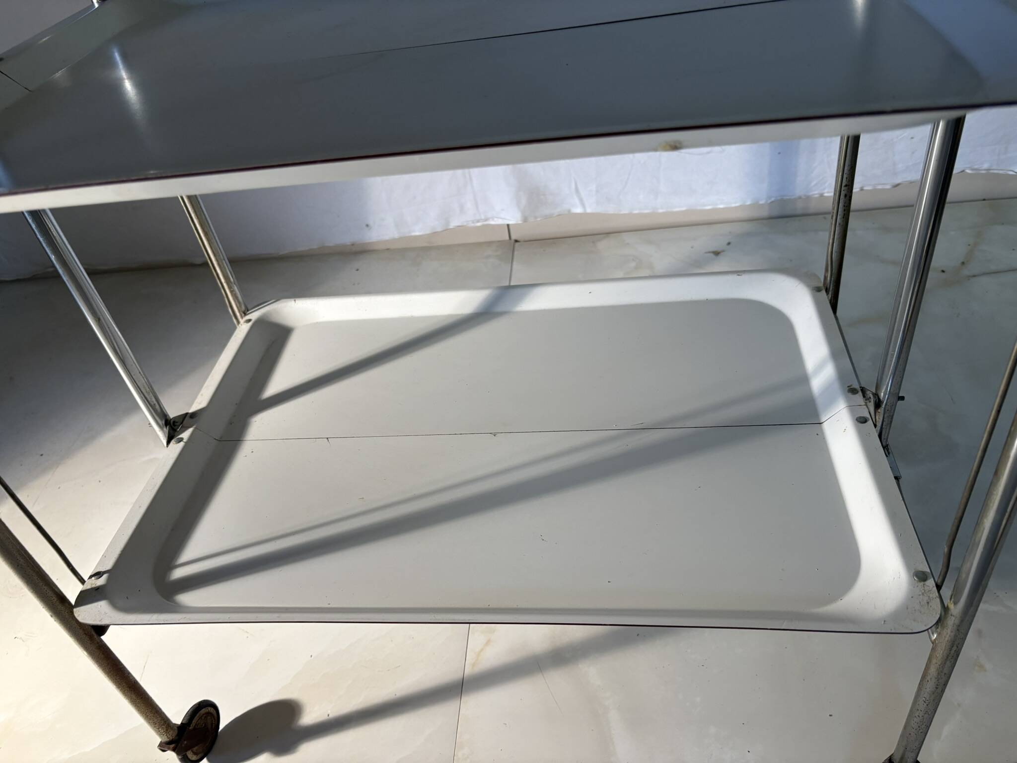 Vintage folding trolley in chromed metal and enamelled trays