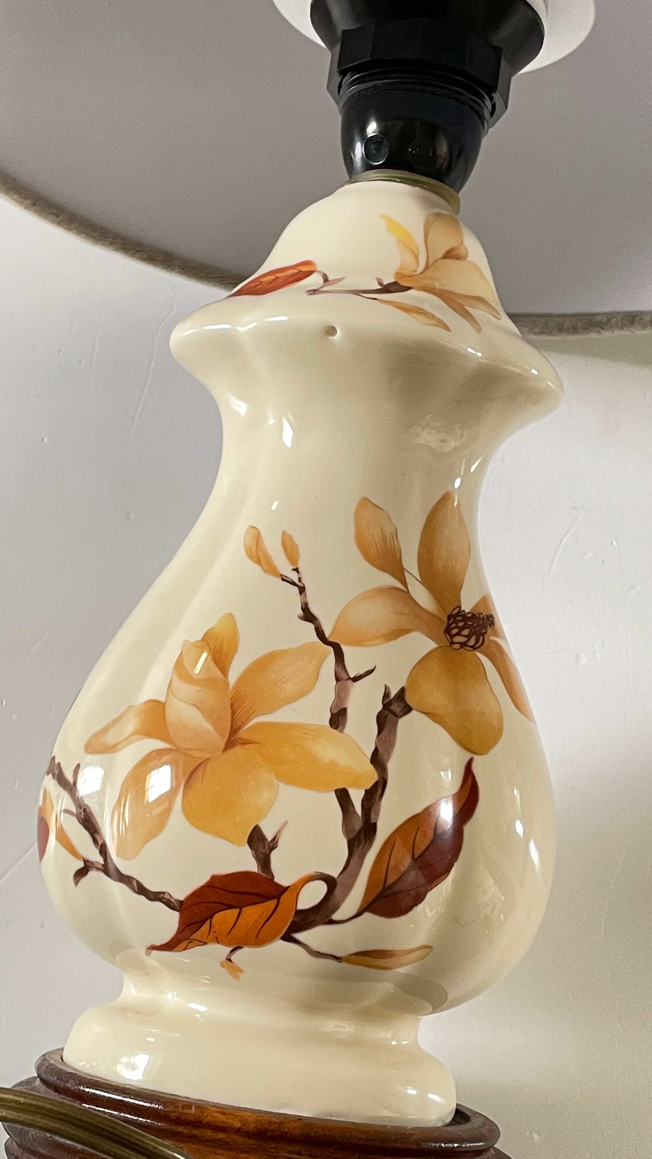 Lamp with vintage ceramic and velvet magnolias