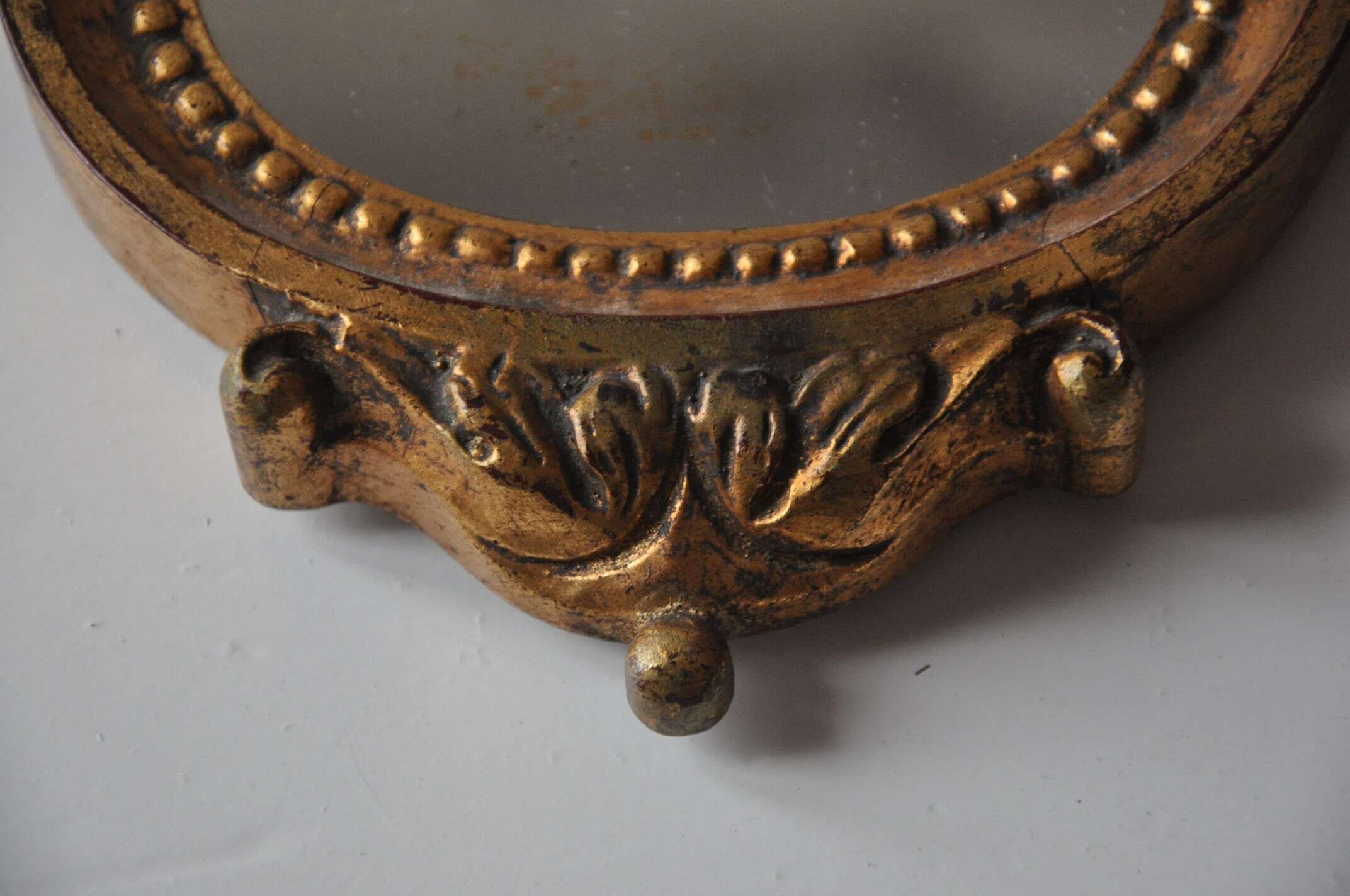 Miroir de style en bois doré vintage