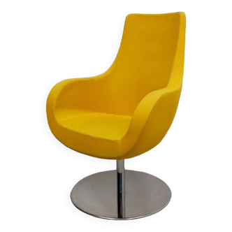 Fauteuil Victoria de chez Leyform en tissu jaune