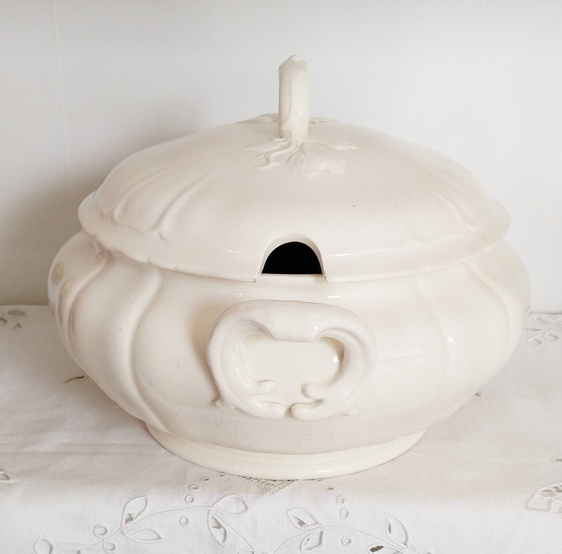 Villeroy and Boch white earthenware soup tureen