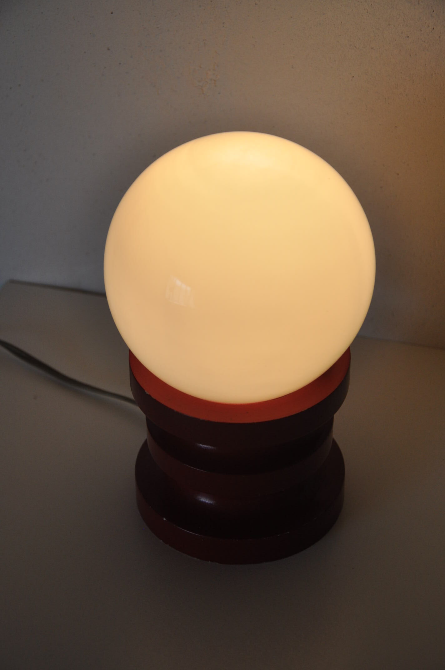 Lampe bois laqué et opaline vintage