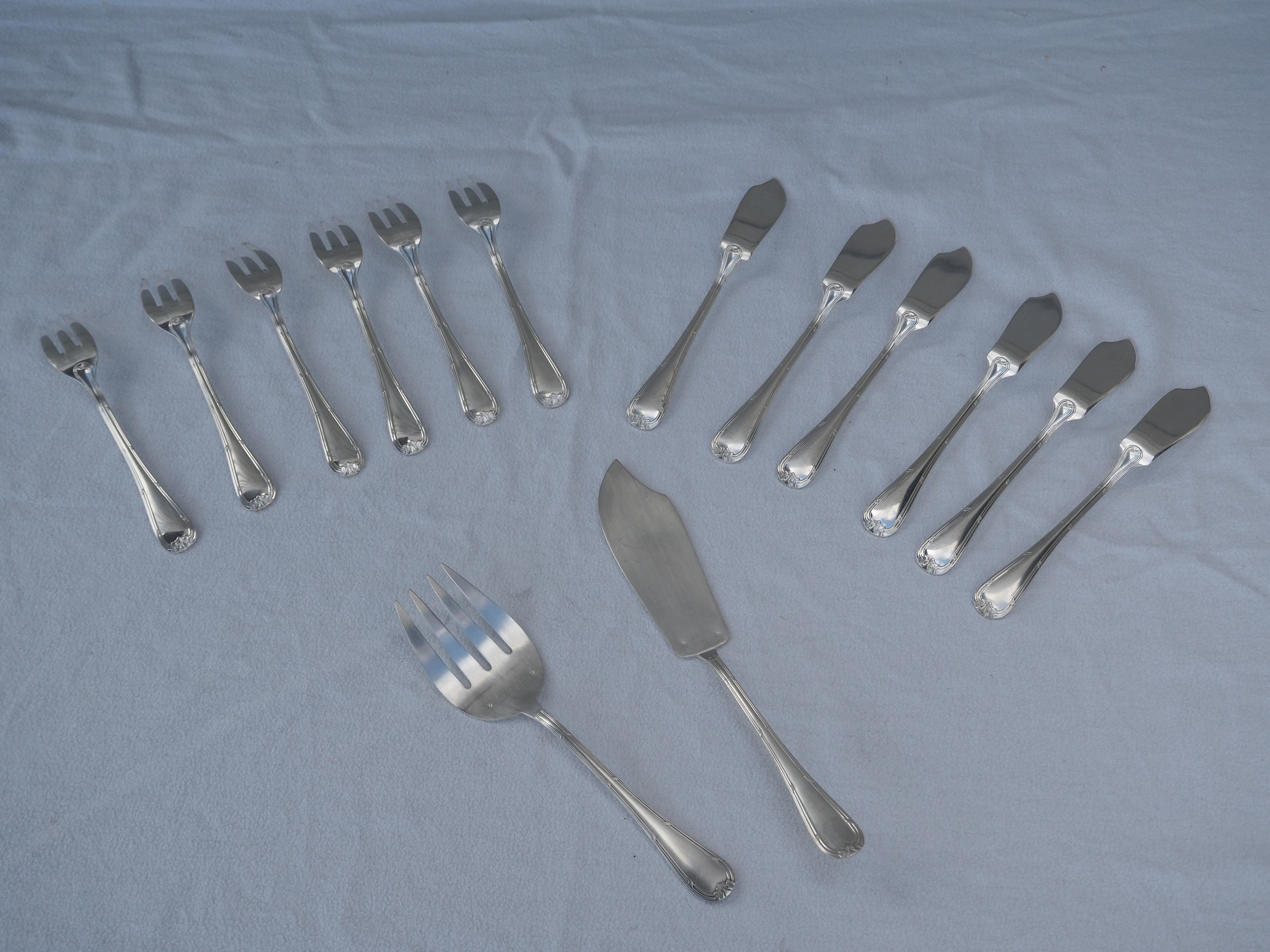 Fish service and its 6 silver-plated cutlery, crossed ribbon model