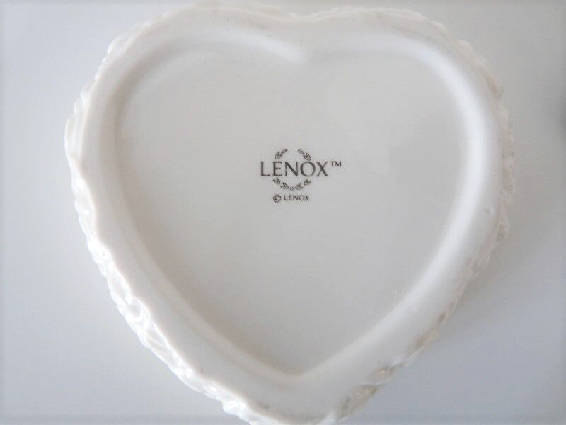 Porcelain heart box
