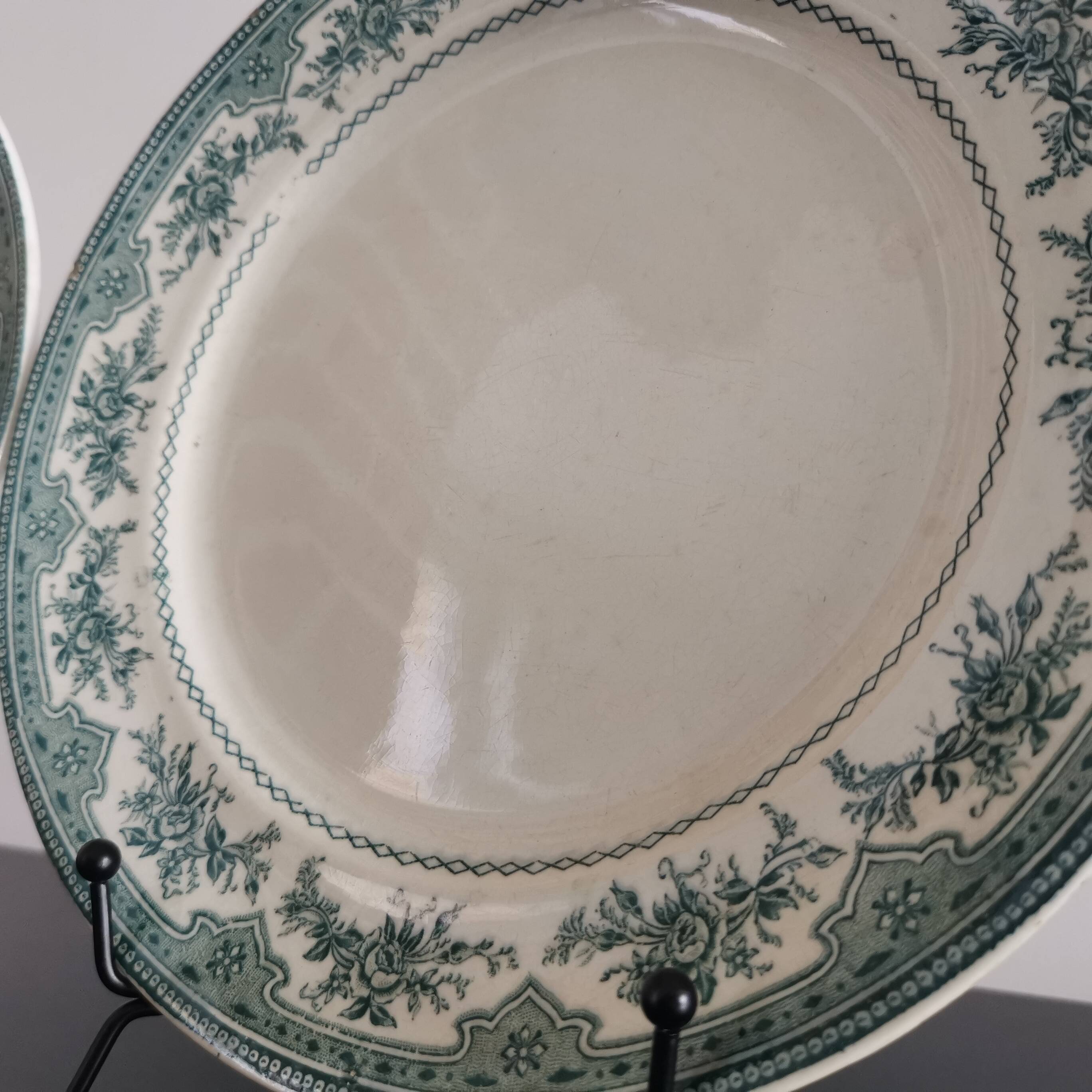 Assiettes plates Terre de Fer faïencerie d'Onnaing modèle "Roses Mousses" fin XIXème